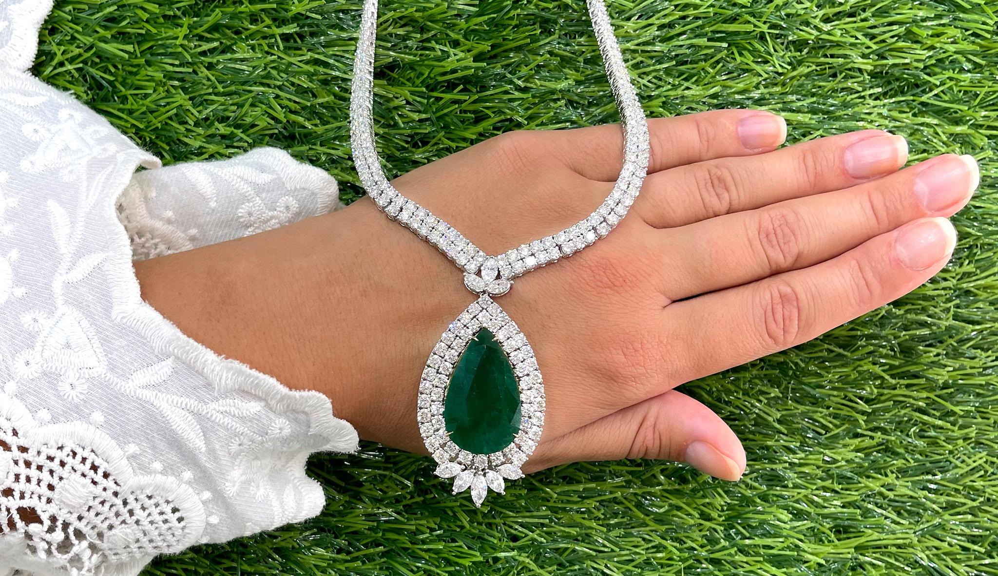 27,15 Karat birnenförmige Smaragd-Halskette mit Diamanten 24,87 Karat insgesamt (Art déco) im Angebot