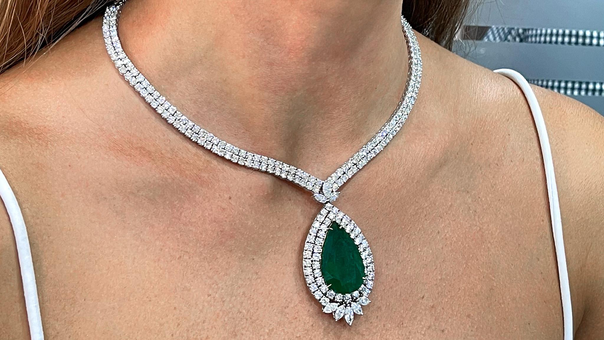 27,15 Karat birnenförmige Smaragd-Halskette mit Diamanten 24,87 Karat insgesamt (Tropfenschliff) im Angebot