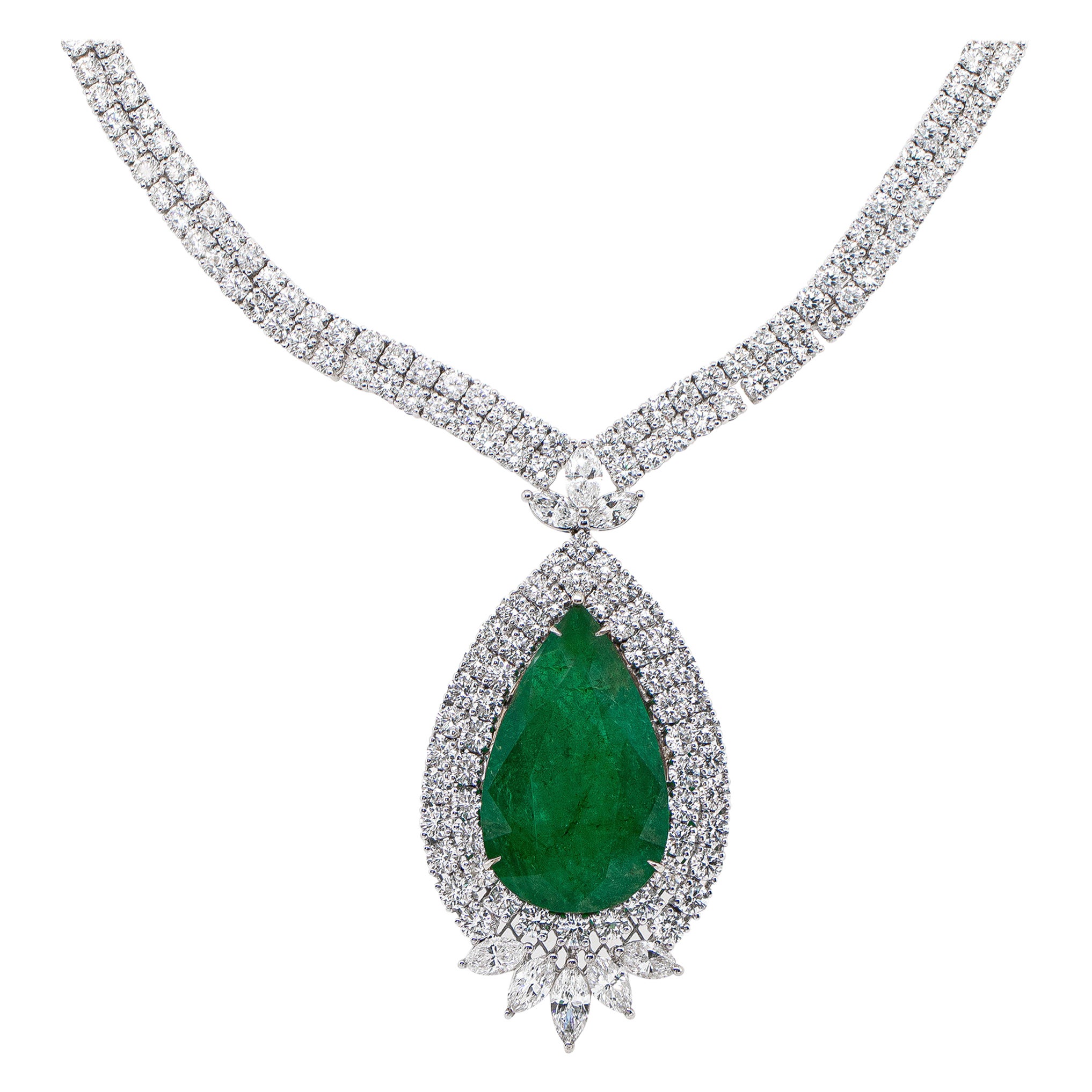 Important collier d'émeraudes en poire de 27,15 carats serti de diamants de 24,87 carats au total en vente