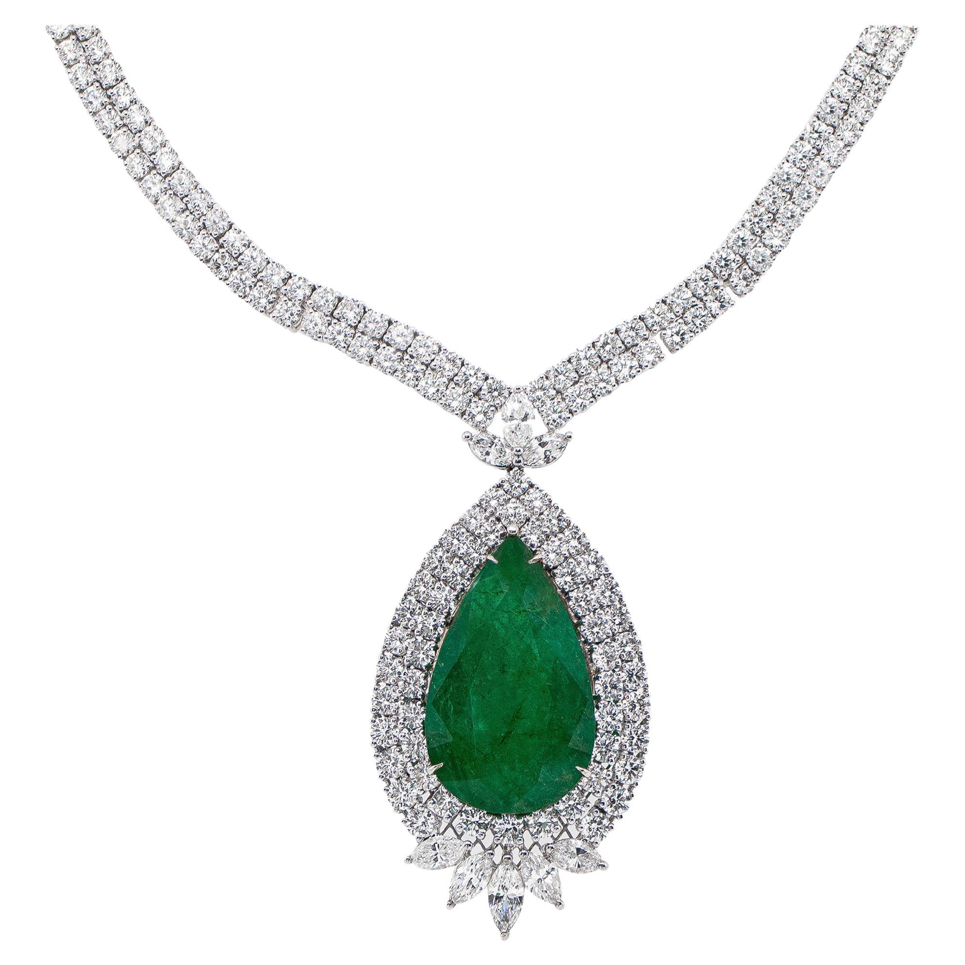 27,15 Karat birnenförmige Smaragd-Halskette mit Diamanten 24,87 Karat insgesamt im Angebot