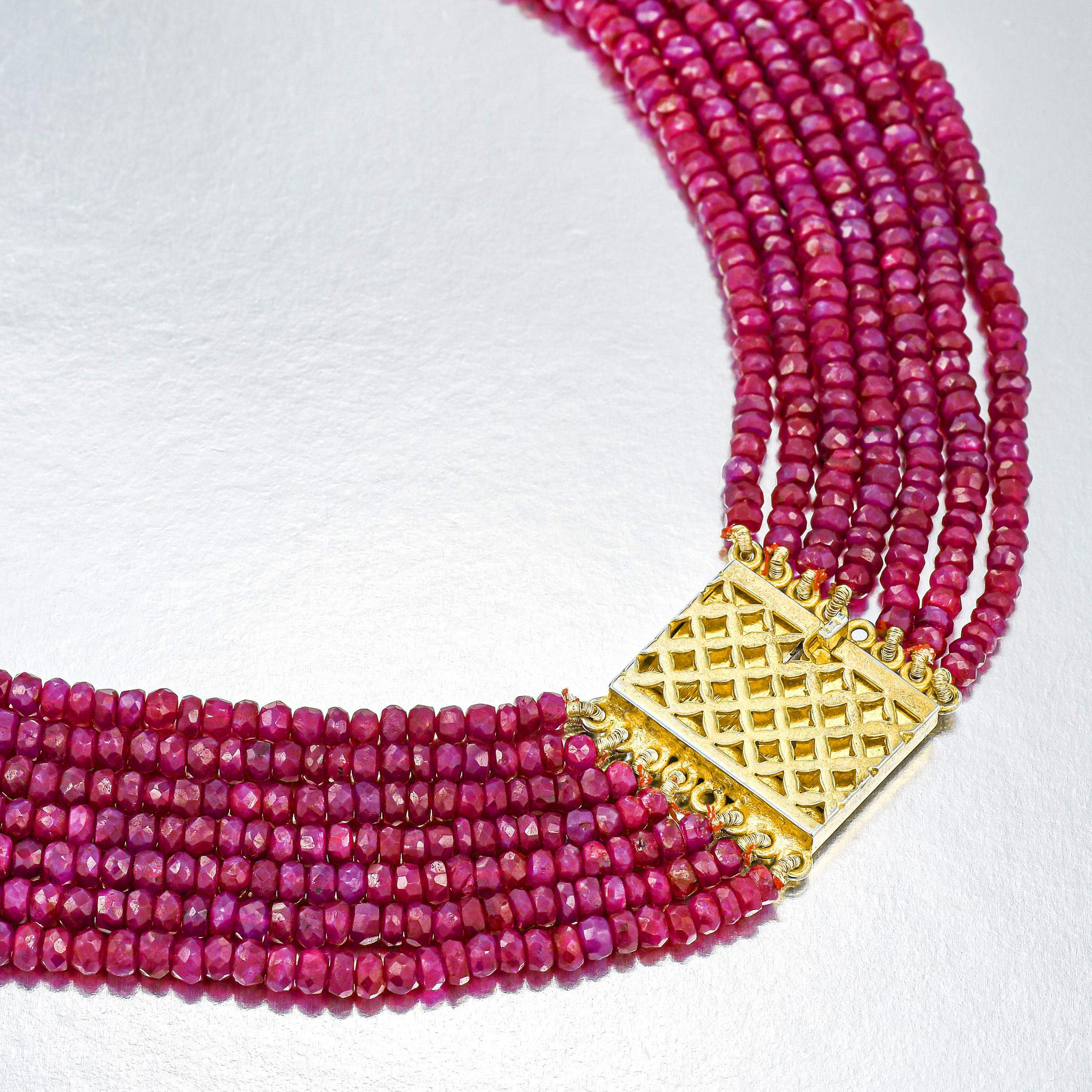 Important collier à plusieurs rangs de perles de rubis 560 carats de 16 pouces Unisexe en vente