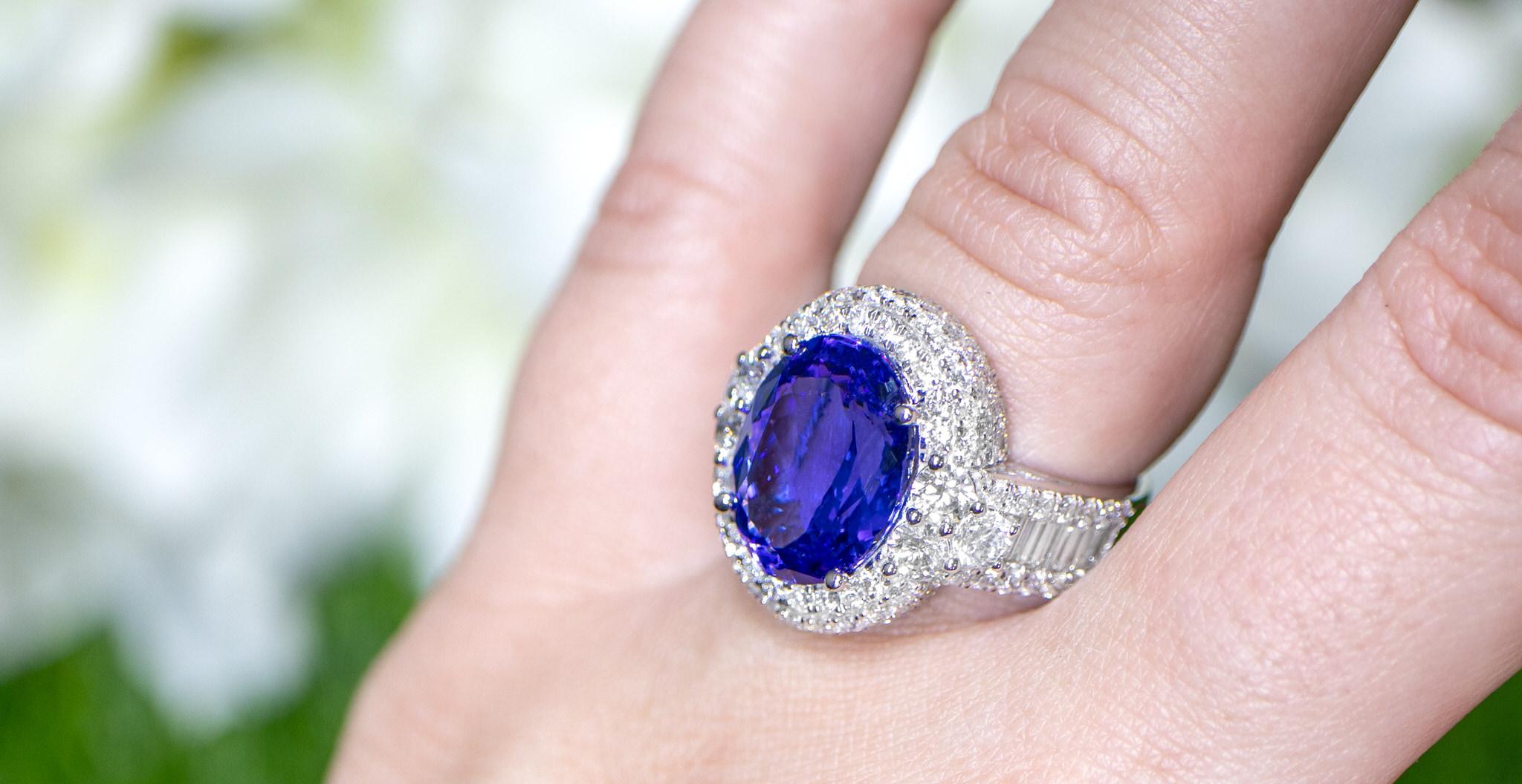 Contemporary Important 6.66 Carat Tanzanite Ring Diamond Setting 2.70 Carats 18K Gold For Sale