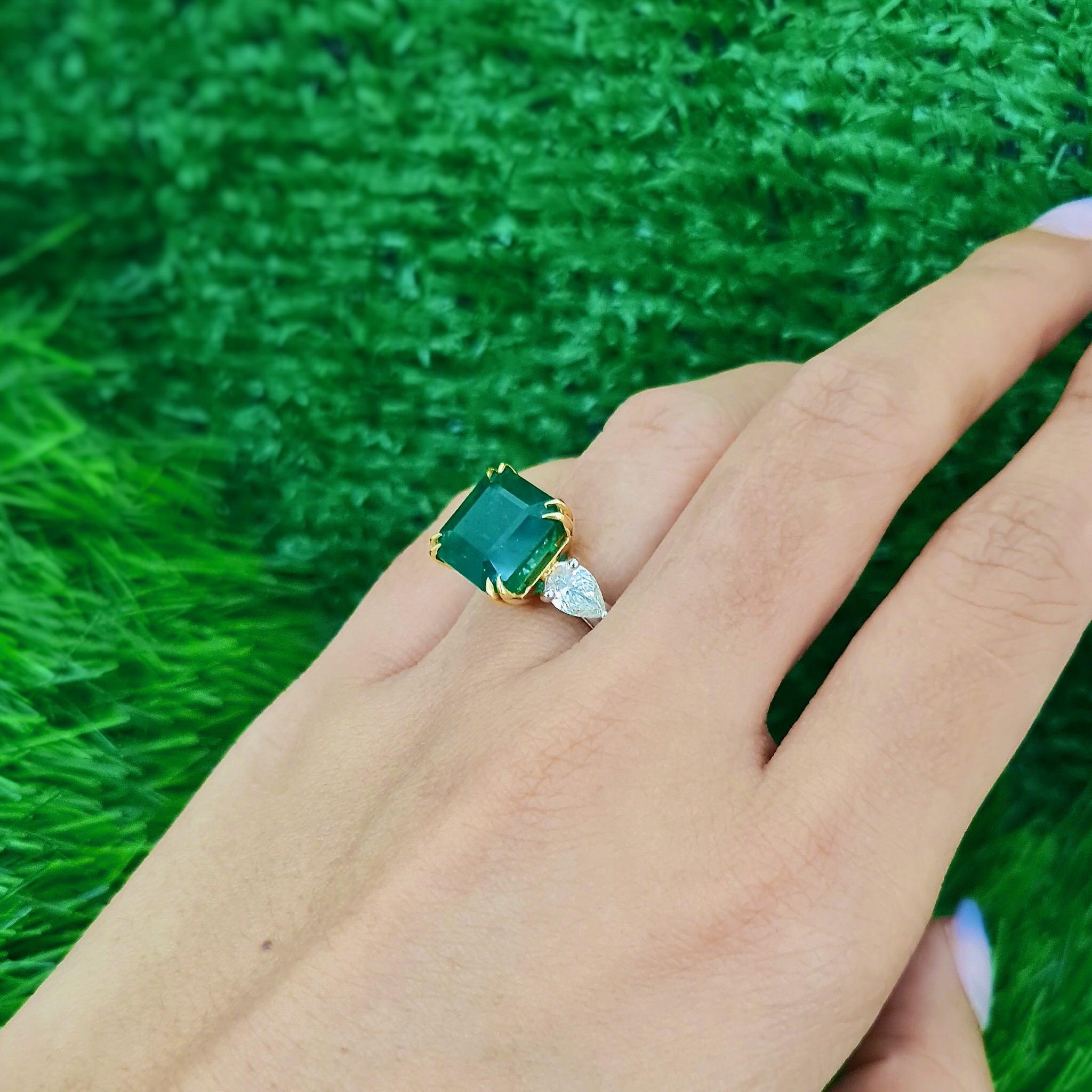 7,5 Karat Smaragdring mit seitlichen 1 Karat Diamanten aus 18 Karat Gold (Carréeschliff)