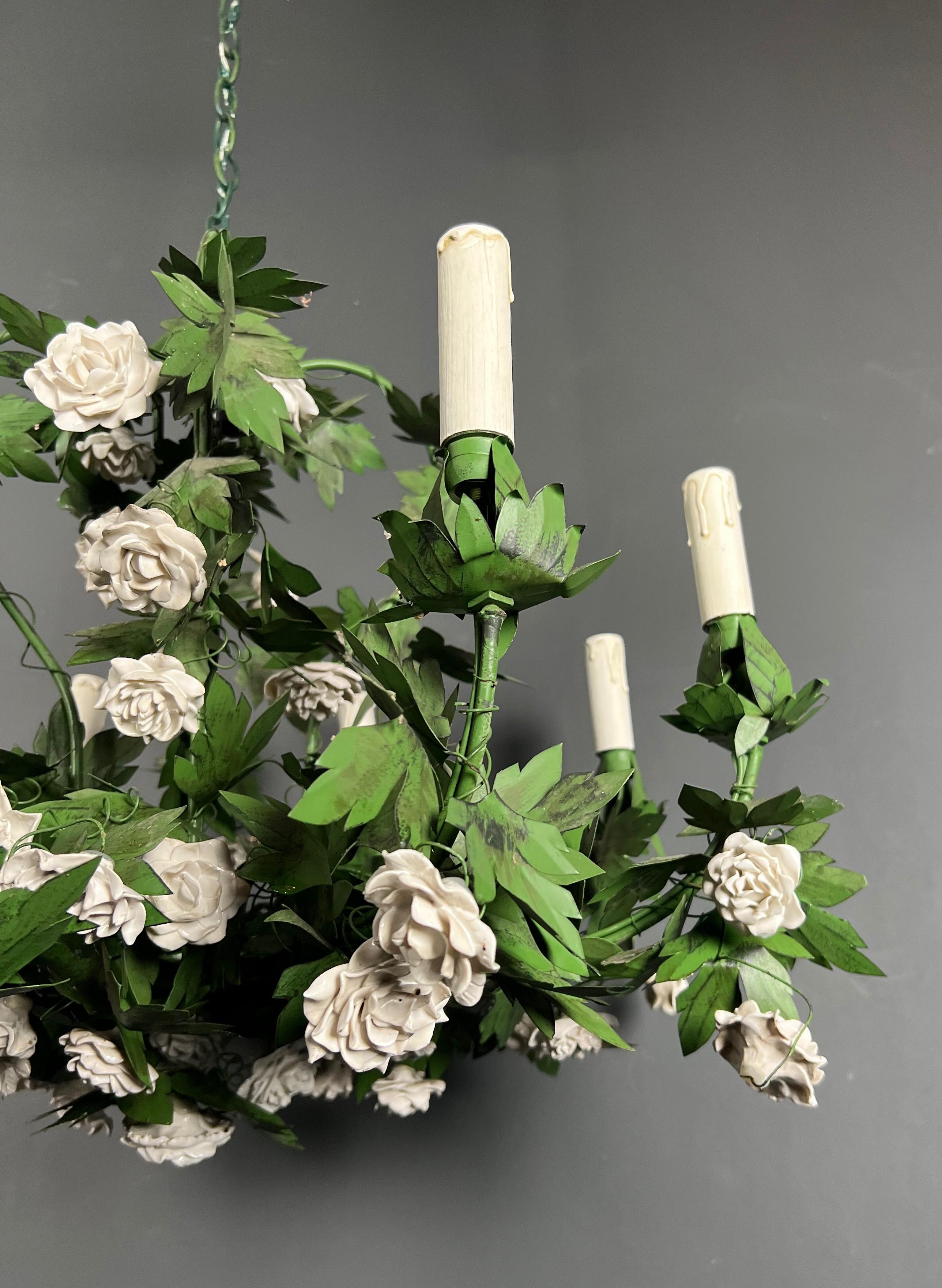 Wichtiger 8armiger Blattwerk-Kronleuchter aus bemaltem Blech und Porzellan mit Blumen aus Porzellan im Angebot 2