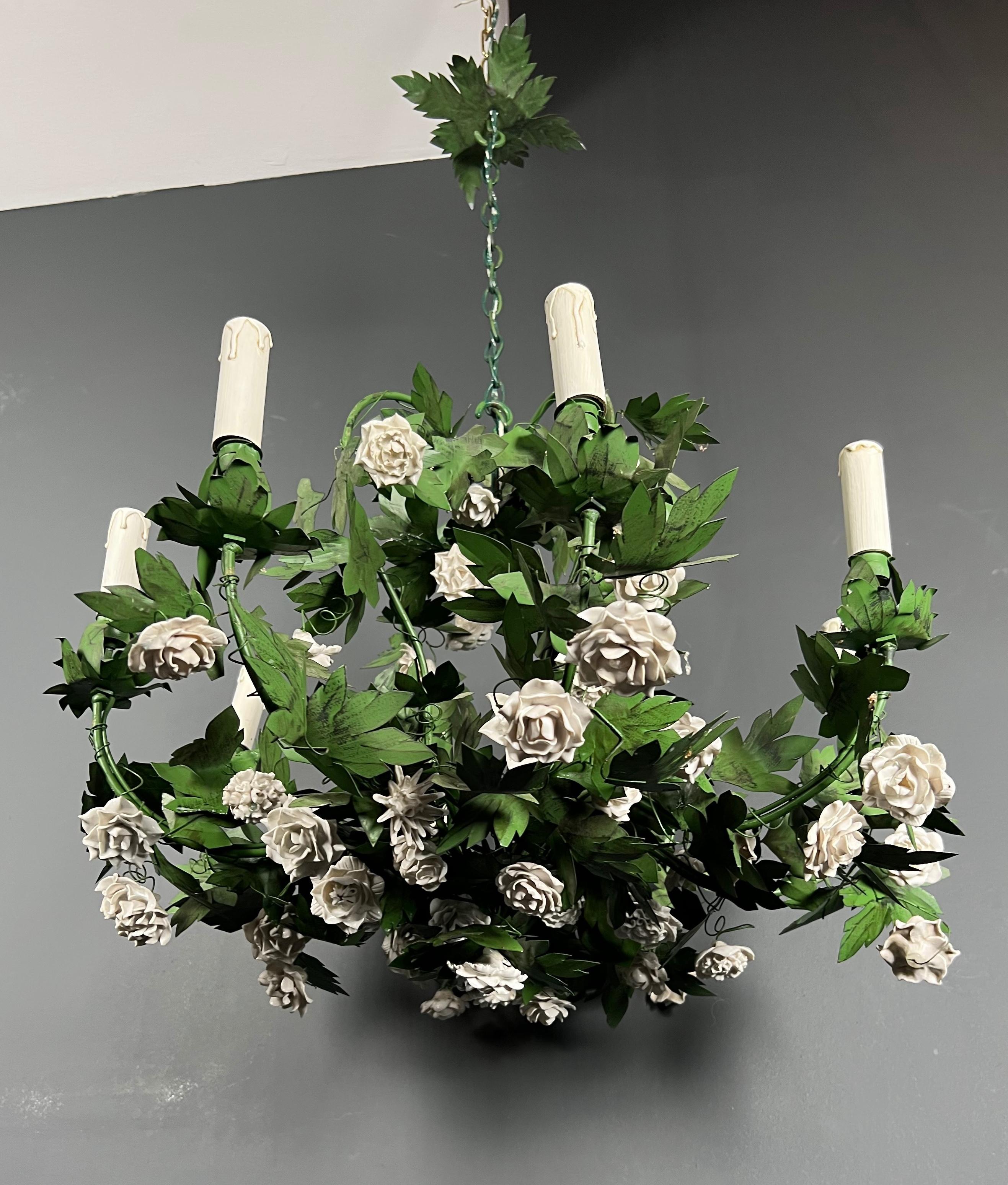 Wichtiger 8armiger Blattwerk-Kronleuchter aus bemaltem Blech und Porzellan mit Blumen aus Porzellan im Angebot 5