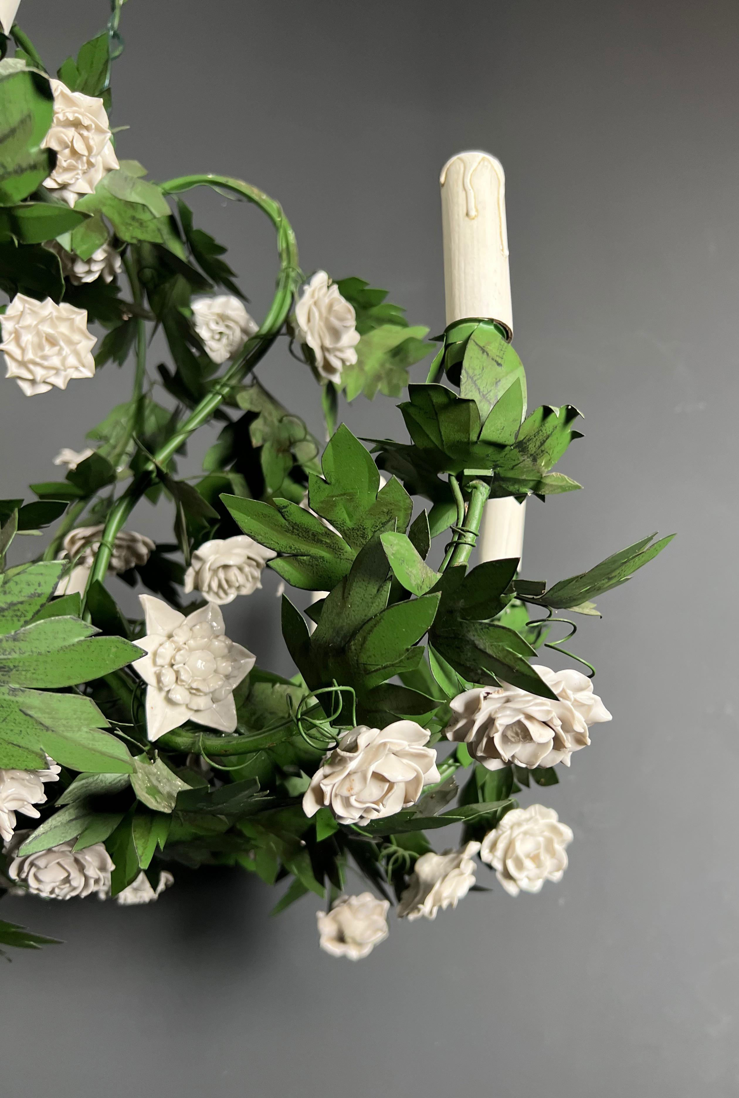 Wichtiger 8armiger Blattwerk-Kronleuchter aus bemaltem Blech und Porzellan mit Blumen aus Porzellan im Angebot 10