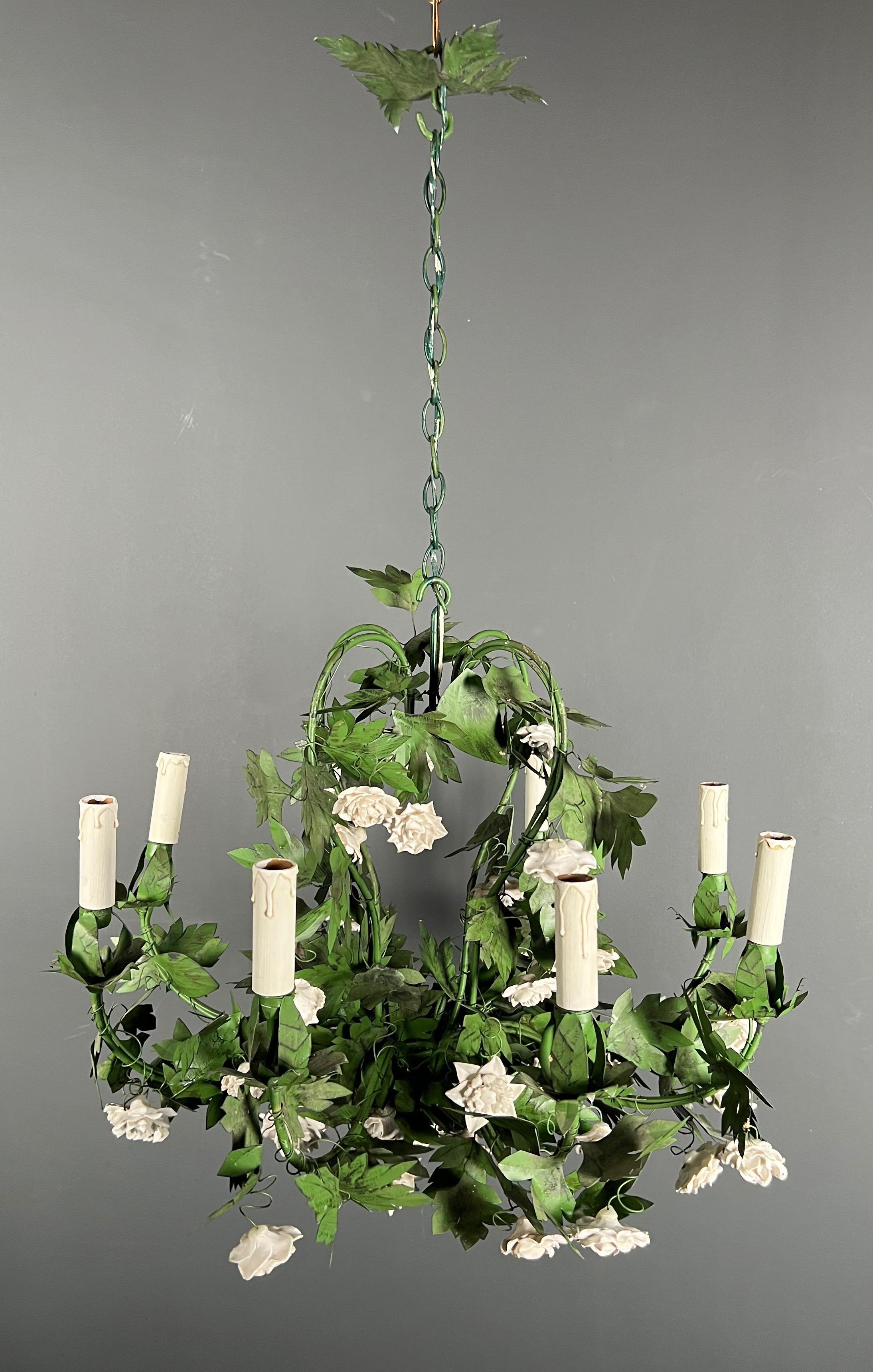 Wichtiger 8armiger Blattwerk-Kronleuchter aus bemaltem Blech und Porzellan mit Blumen aus Porzellan (Moderne der Mitte des Jahrhunderts) im Angebot
