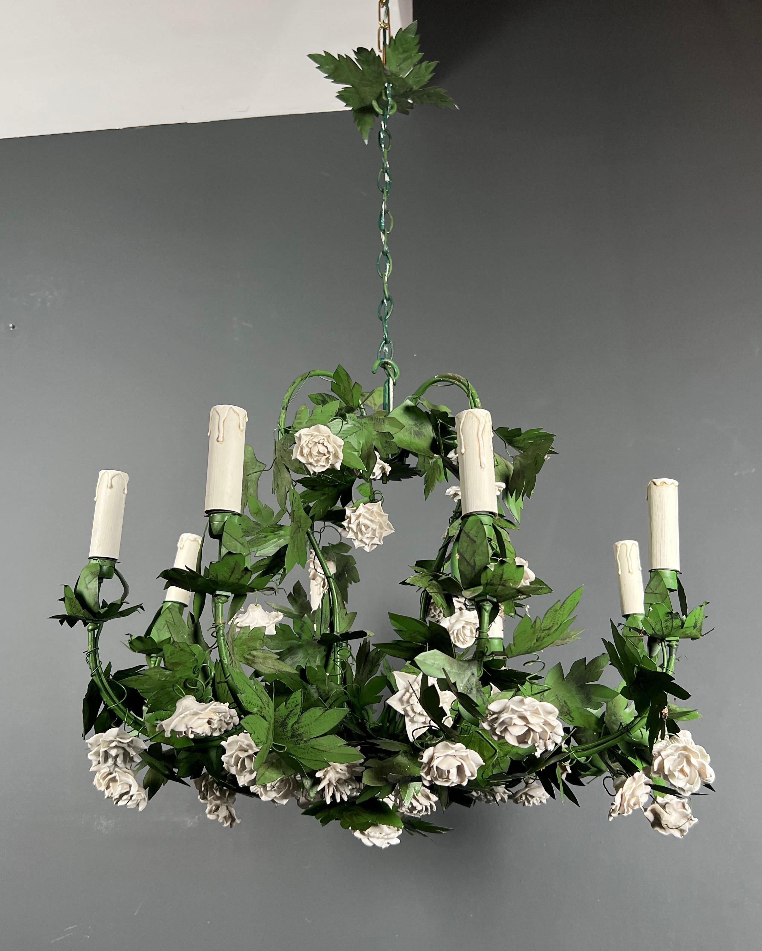 Wichtiger 8armiger Blattwerk-Kronleuchter aus bemaltem Blech und Porzellan mit Blumen aus Porzellan (Französisch) im Angebot