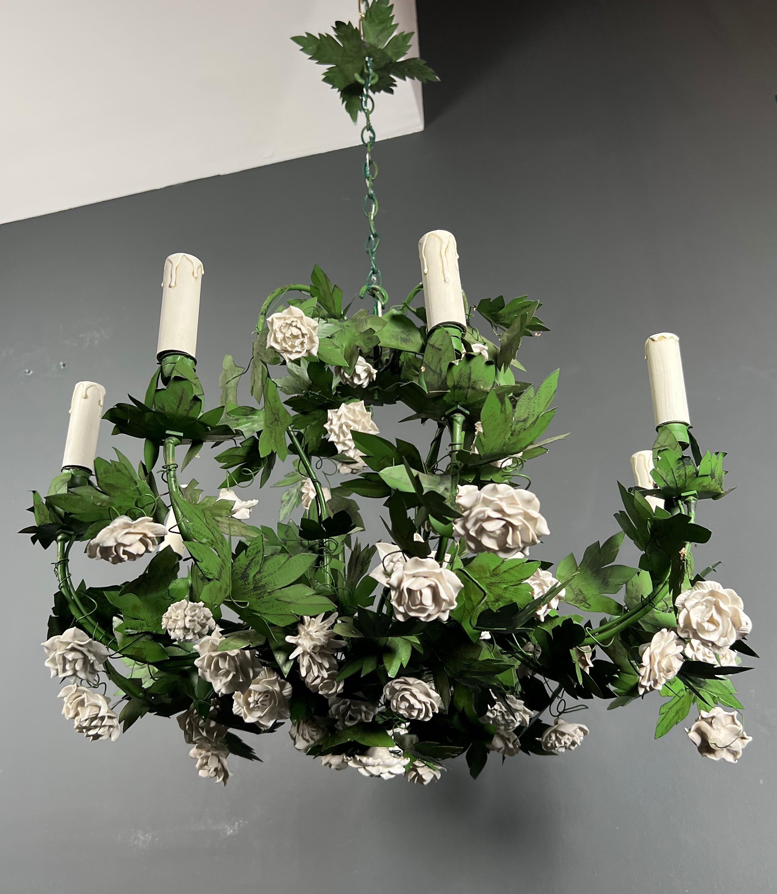 Wichtiger 8armiger Blattwerk-Kronleuchter aus bemaltem Blech und Porzellan mit Blumen aus Porzellan (Gemalt) im Angebot