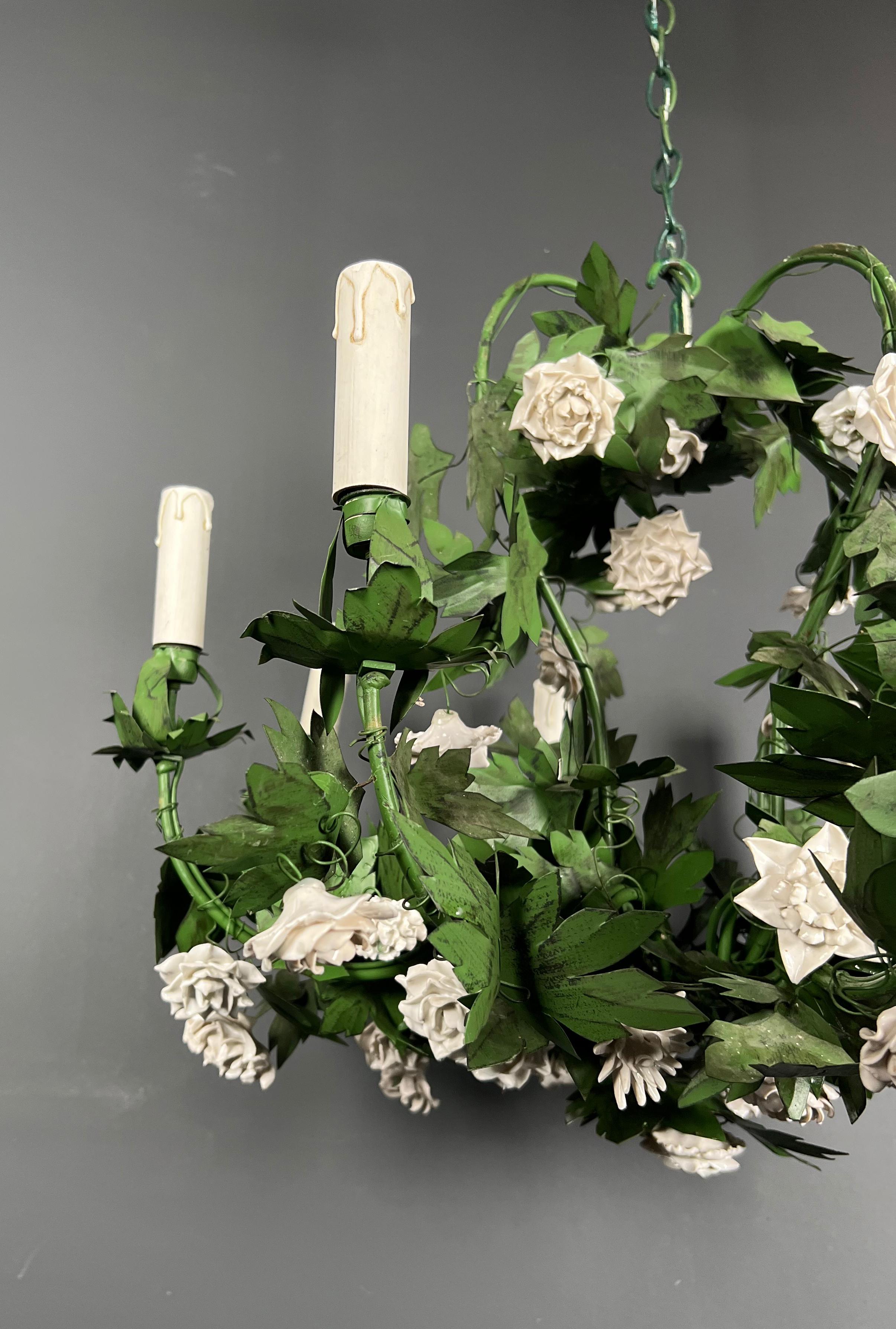 Wichtiger 8armiger Blattwerk-Kronleuchter aus bemaltem Blech und Porzellan mit Blumen aus Porzellan (Ende des 20. Jahrhunderts) im Angebot