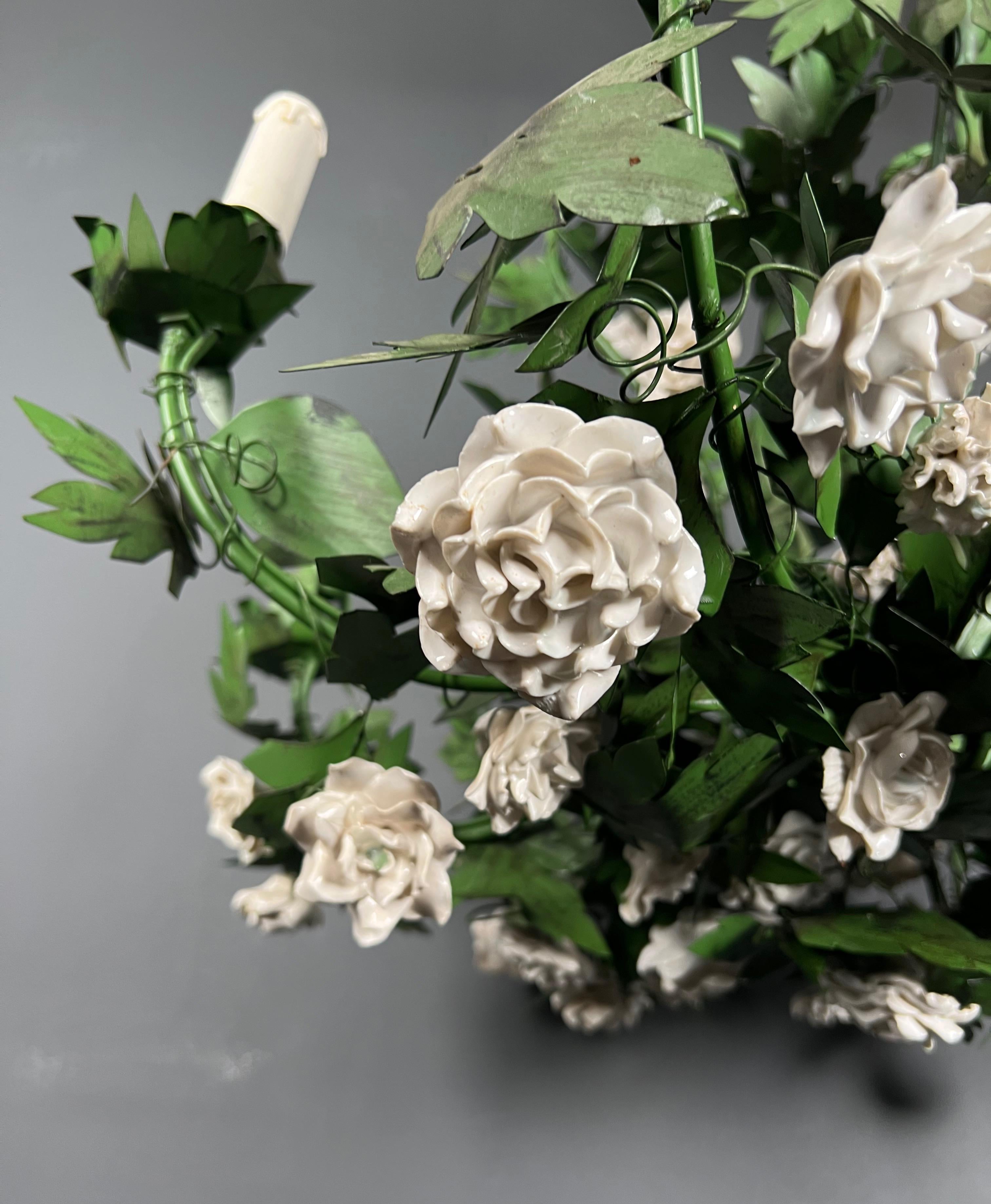 Wichtiger 8armiger Blattwerk-Kronleuchter aus bemaltem Blech und Porzellan mit Blumen aus Porzellan (Metall) im Angebot