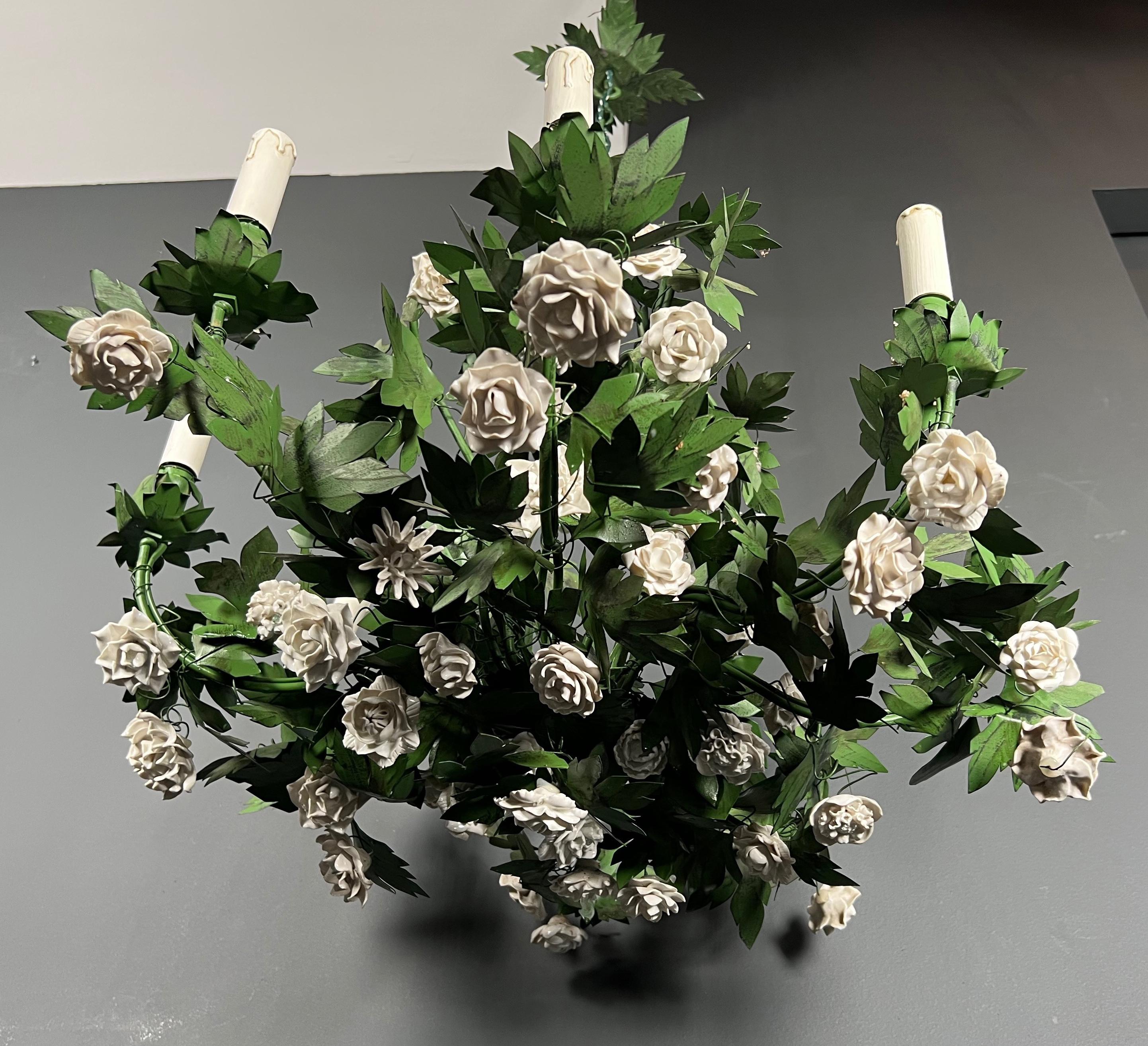 Wichtiger 8armiger Blattwerk-Kronleuchter aus bemaltem Blech und Porzellan mit Blumen aus Porzellan im Angebot 1