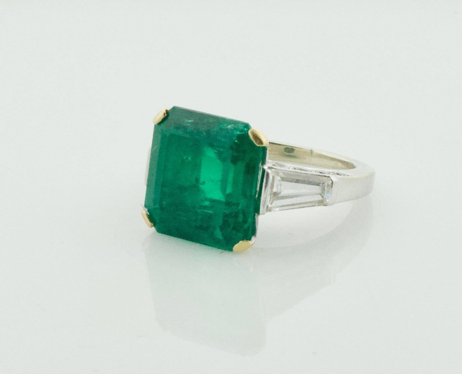 Emerald Cut Important 9.18 Carat Colombian Emerald and Diamond Ring in 18k GIA Columbia For Sale