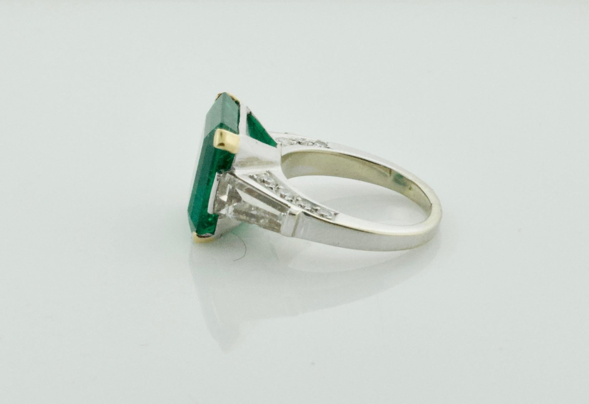 Important 9.18 Carat Colombian Emerald and Diamond Ring in 18k For Sale 1