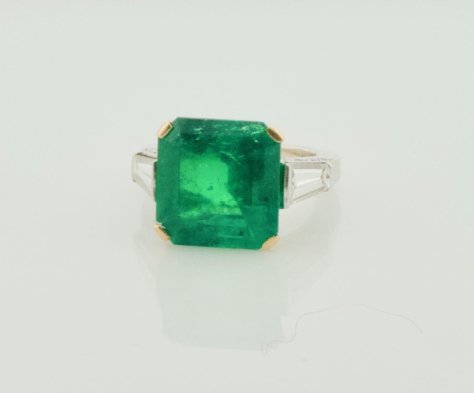 Important 9.18 Carat Colombian Emerald and Diamond Ring in 18k For Sale 2