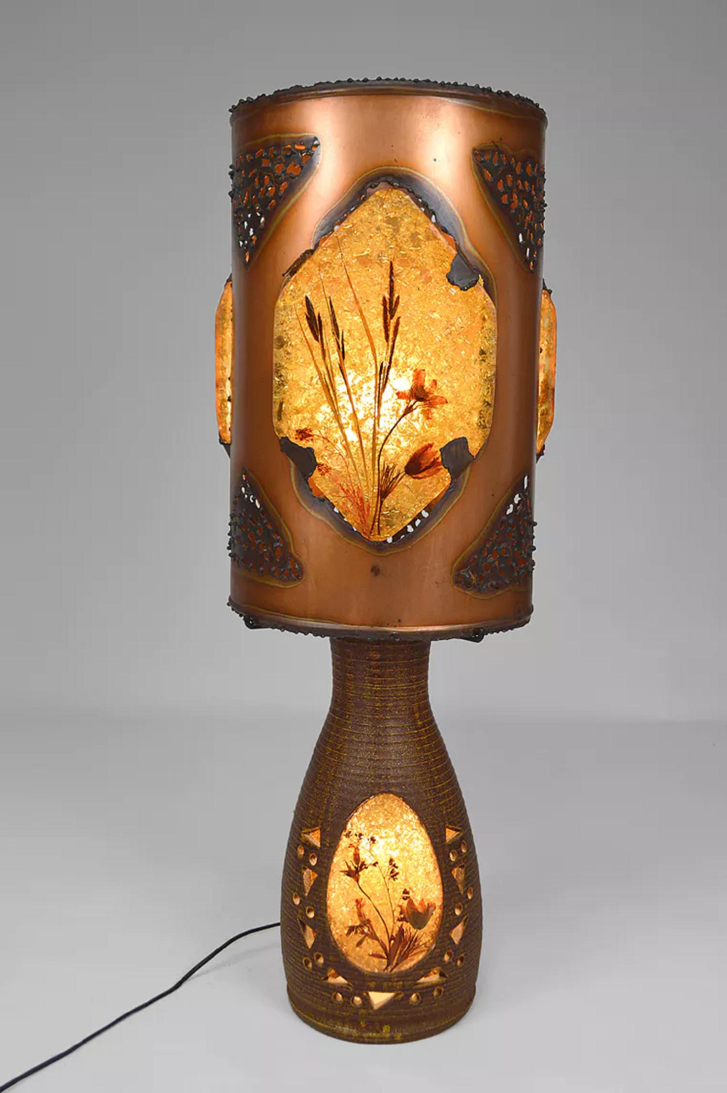Importante lampada Accolay Potters in ceramica, rame patinato e medaglioni in resina frattale multicolore, Circa 1970

Elegante e suggestiva lampada da salotto realizzata dai rinomati ceramisti Accolay, che rispecchia la maestria degli artigiani