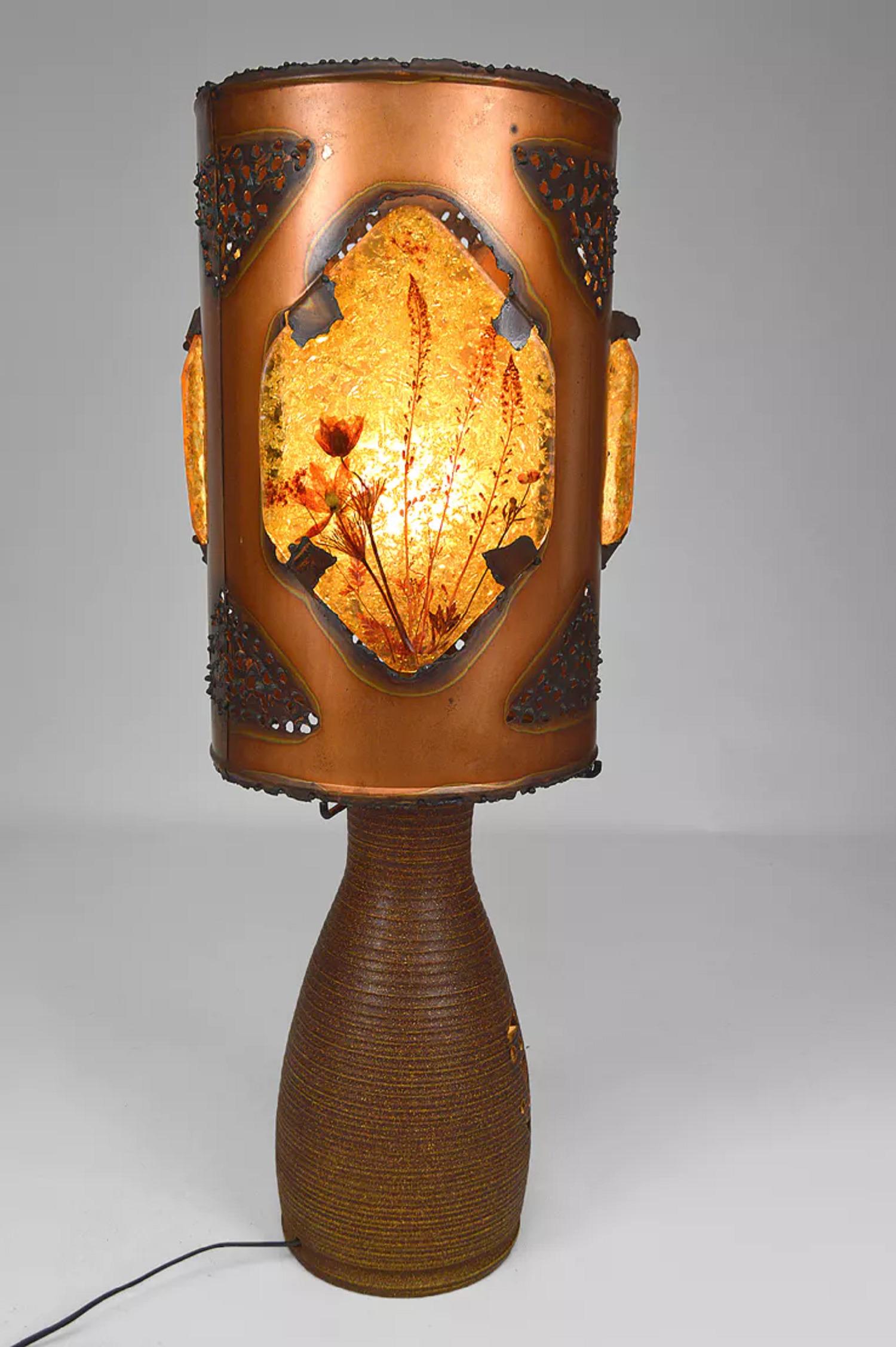 Francese Importante lampada Accolay, ceramica, rame e resina multicolore, Francia, CIRCA 1970 in vendita