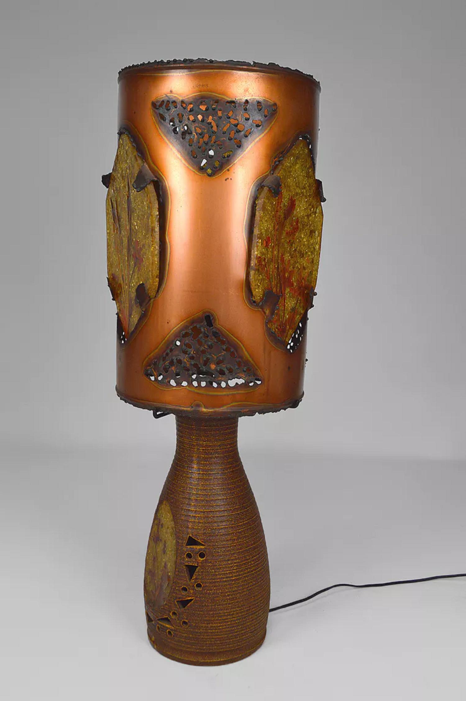 Fine XX secolo Importante lampada Accolay, ceramica, rame e resina multicolore, Francia, CIRCA 1970 in vendita