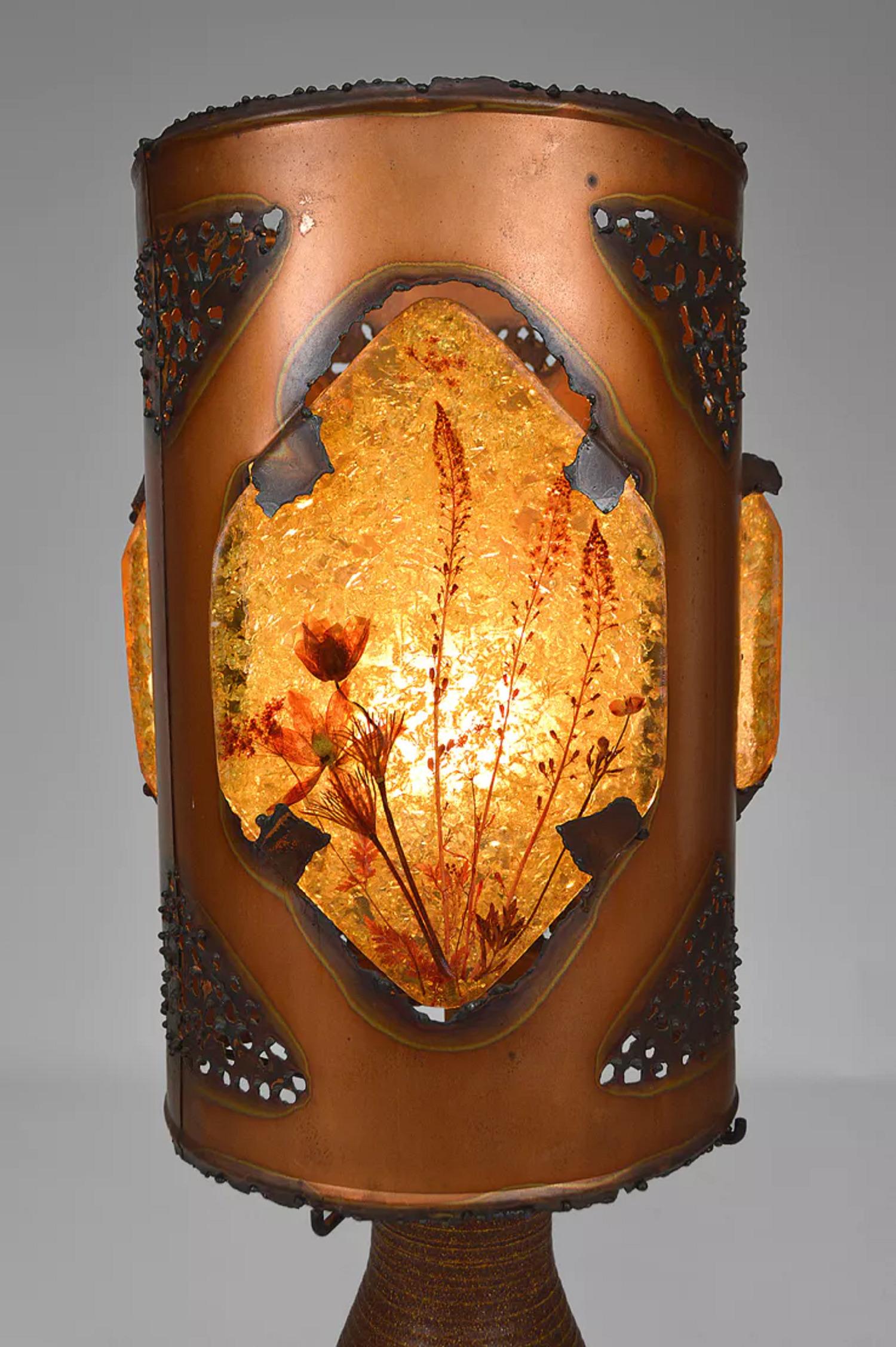 Metallo Importante lampada Accolay, ceramica, rame e resina multicolore, Francia, CIRCA 1970 in vendita