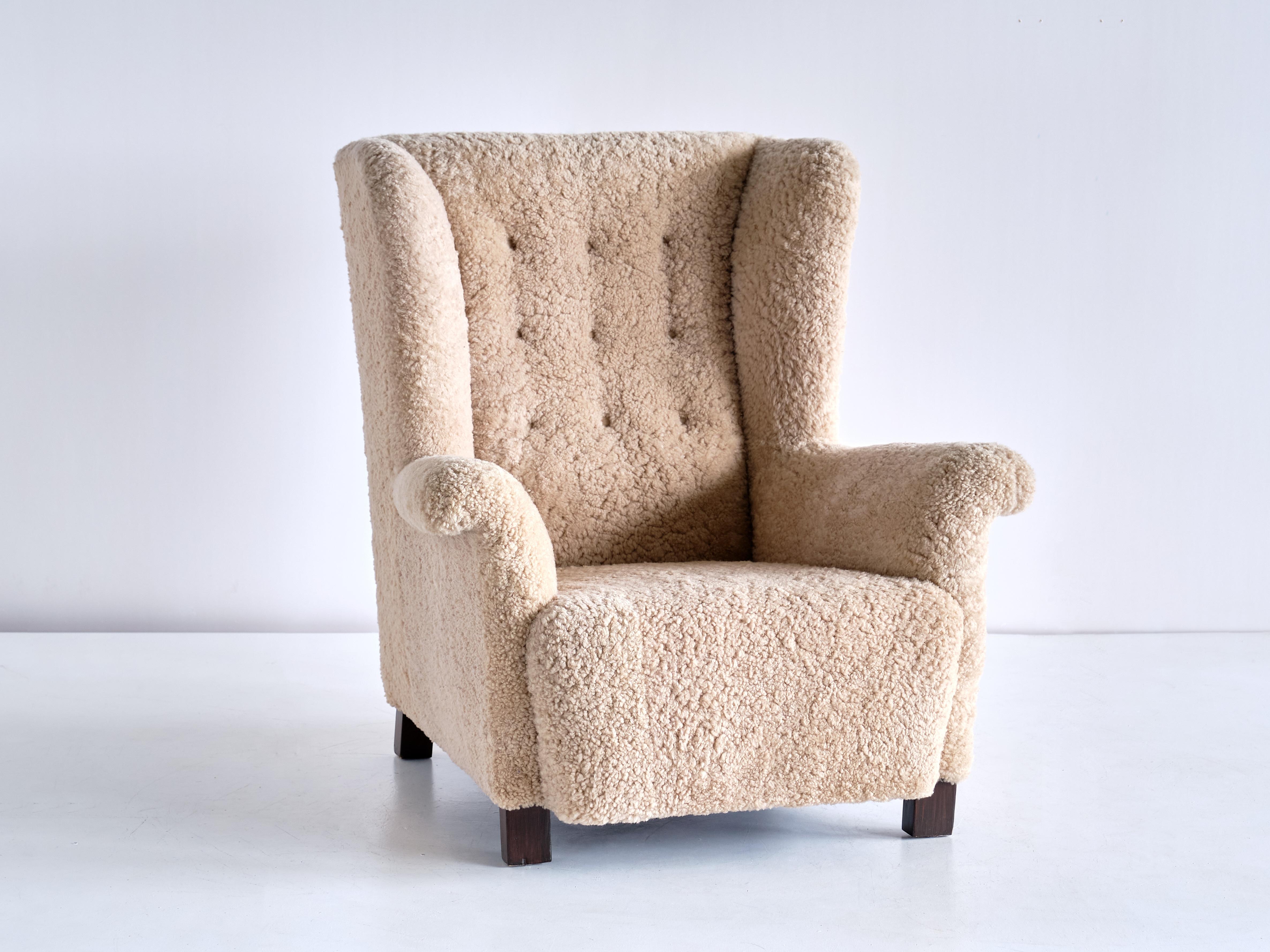 Ce fauteuil à oreilles extrêmement rare a été conçu par Acton Bjørn et fabriqué par l'ébéniste Andreas Jeppe Iversen au Danemark, en 1937. La chaise a été fabriquée pour un ami d'Acton Bjørn qui vivait dans un domaine à Holte, situé dans la banlieue