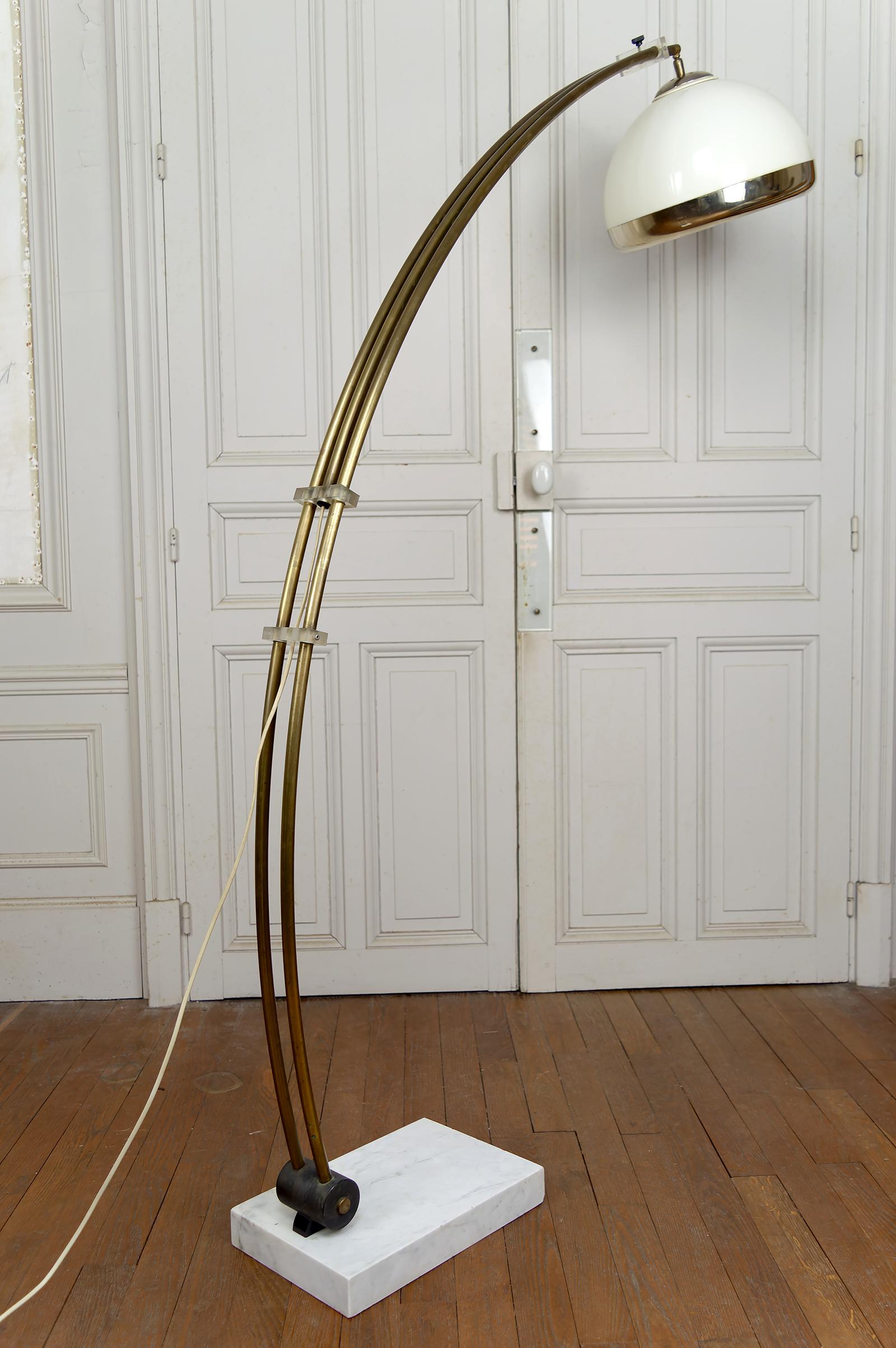 Important Adjustable Arc Floor Lamp on Marble Base, Italy, Circa 1970 In Good Condition For Sale In VÉZELAY, FR