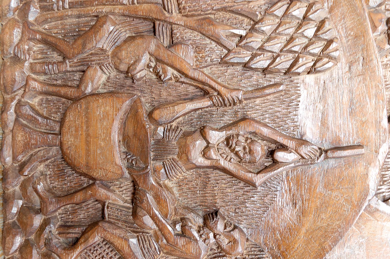 Bedeutende afrikanische monoxyle geschnitzte Tafel, Bamoun Bas-Relief, Kamerun, CIRCA 1960 im Angebot 2