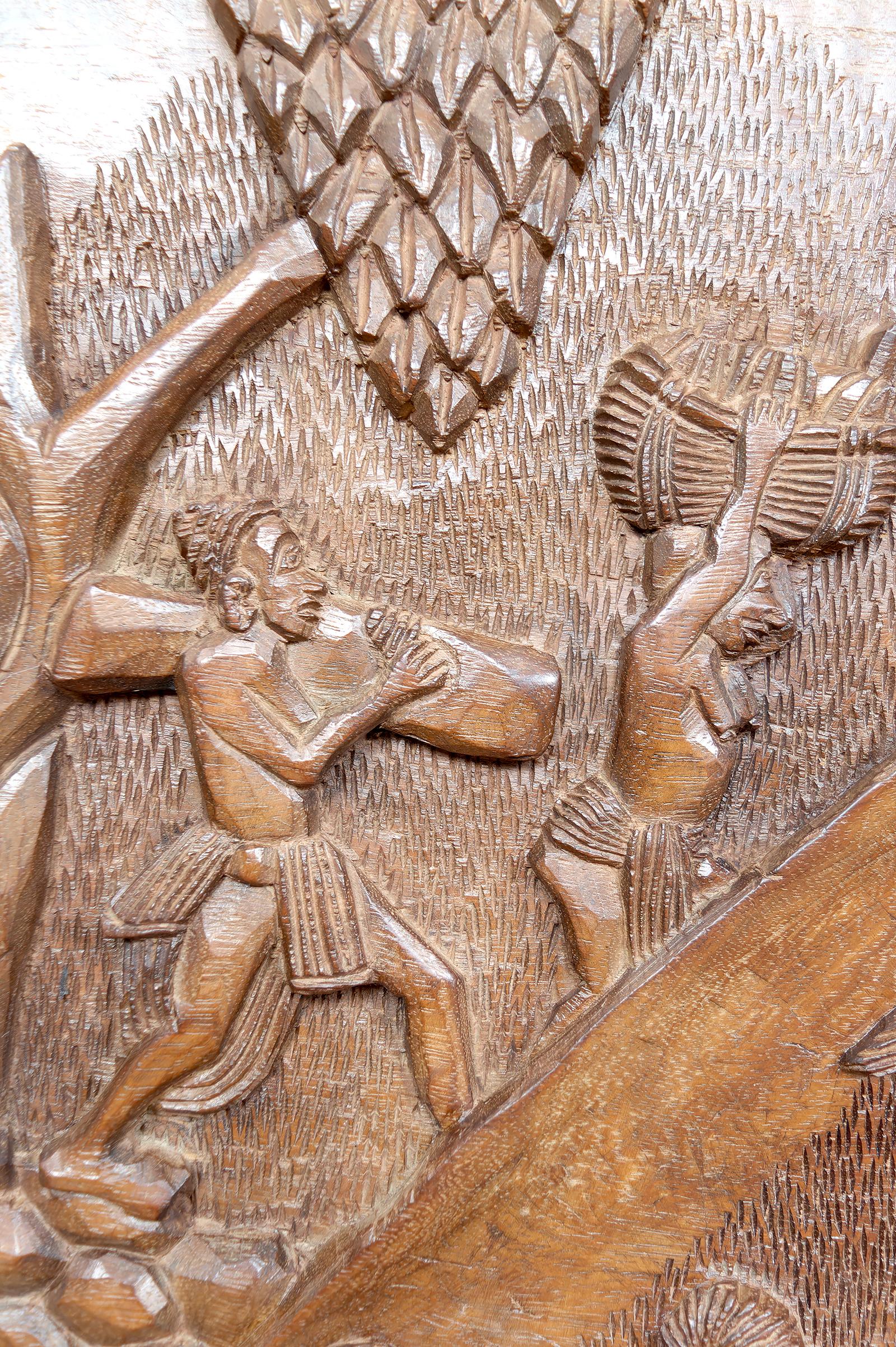 Bedeutende afrikanische monoxyle geschnitzte Tafel, Bamoun Bas-Relief, Kamerun, CIRCA 1960 im Angebot 3