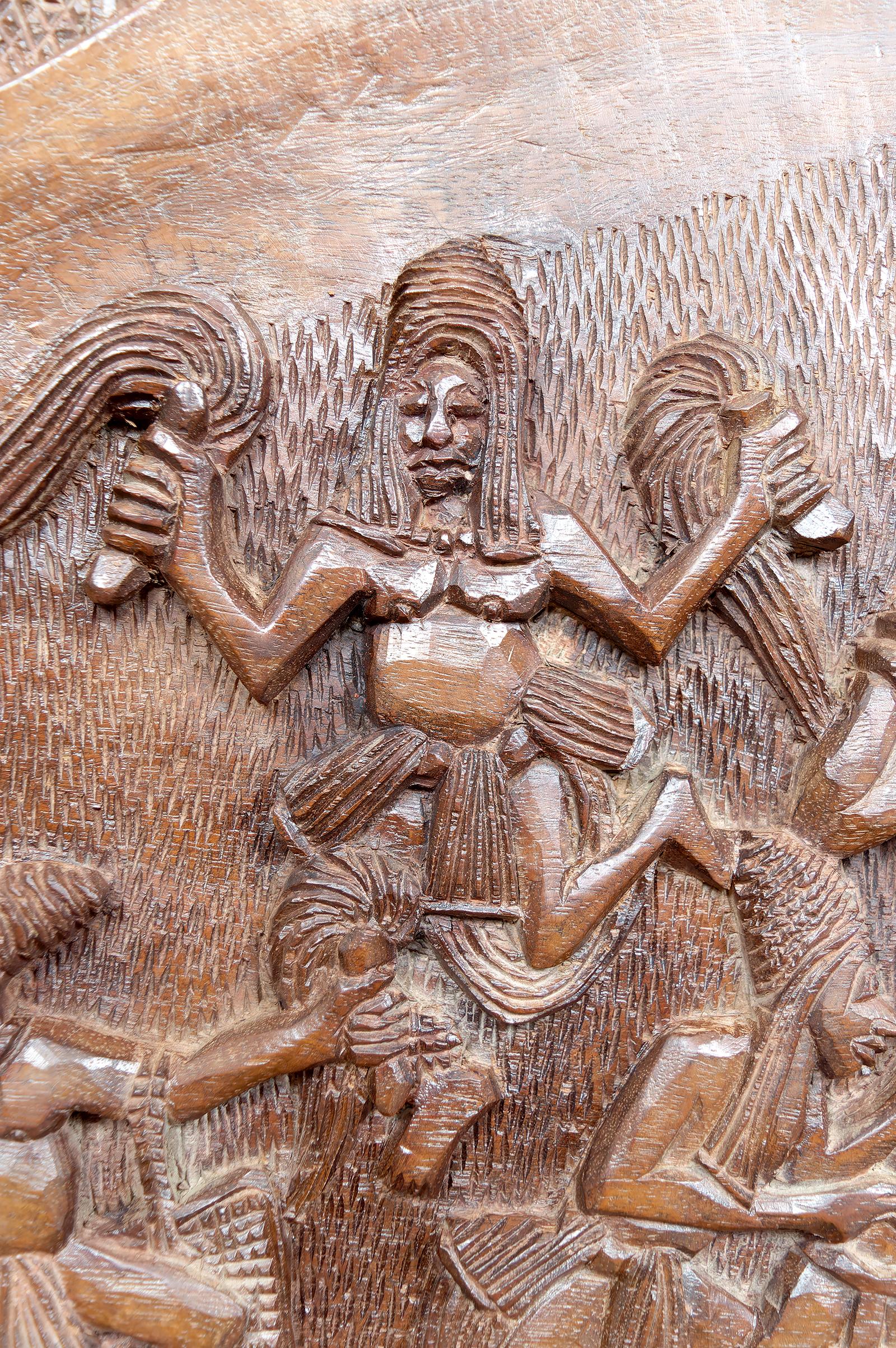 Bedeutende afrikanische monoxyle geschnitzte Tafel, Bamoun Bas-Relief, Kamerun, CIRCA 1960 im Angebot 4