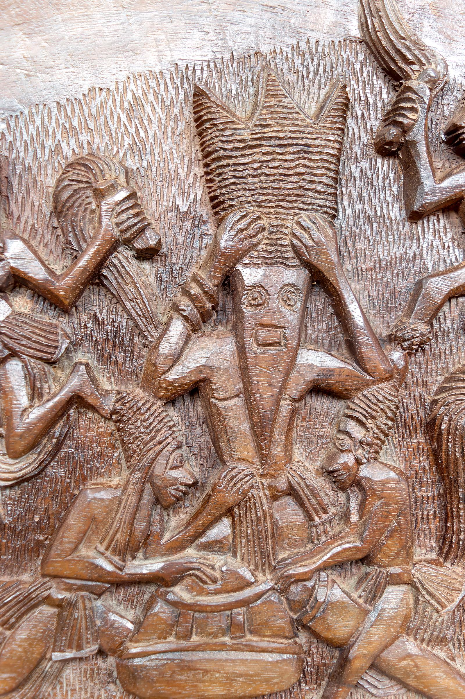 Bedeutende afrikanische monoxyle geschnitzte Tafel, Bamoun Bas-Relief, Kamerun, CIRCA 1960 im Angebot 5