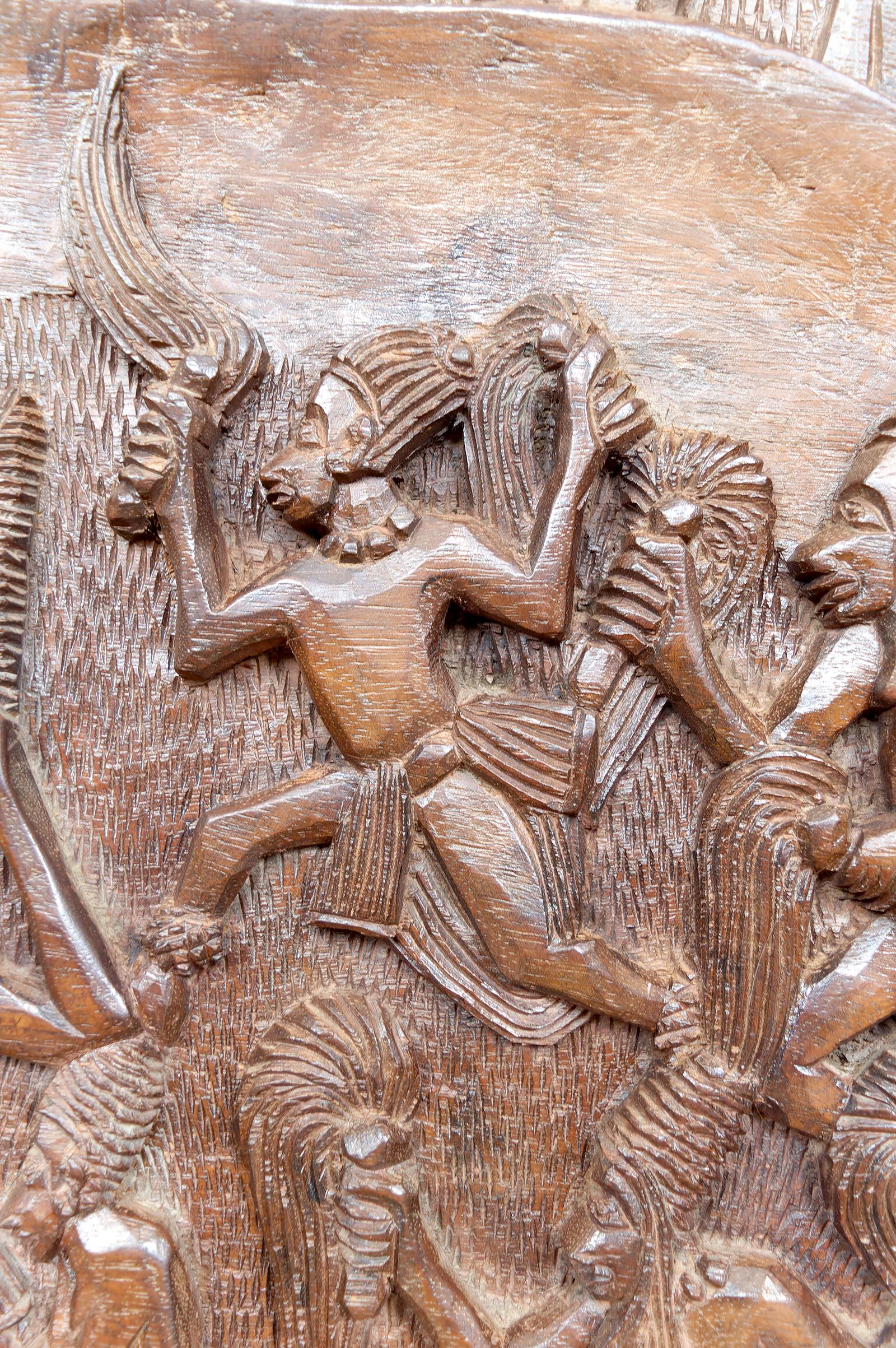 Bedeutende afrikanische monoxyle geschnitzte Tafel, Bamoun Bas-Relief, Kamerun, CIRCA 1960 im Angebot 6