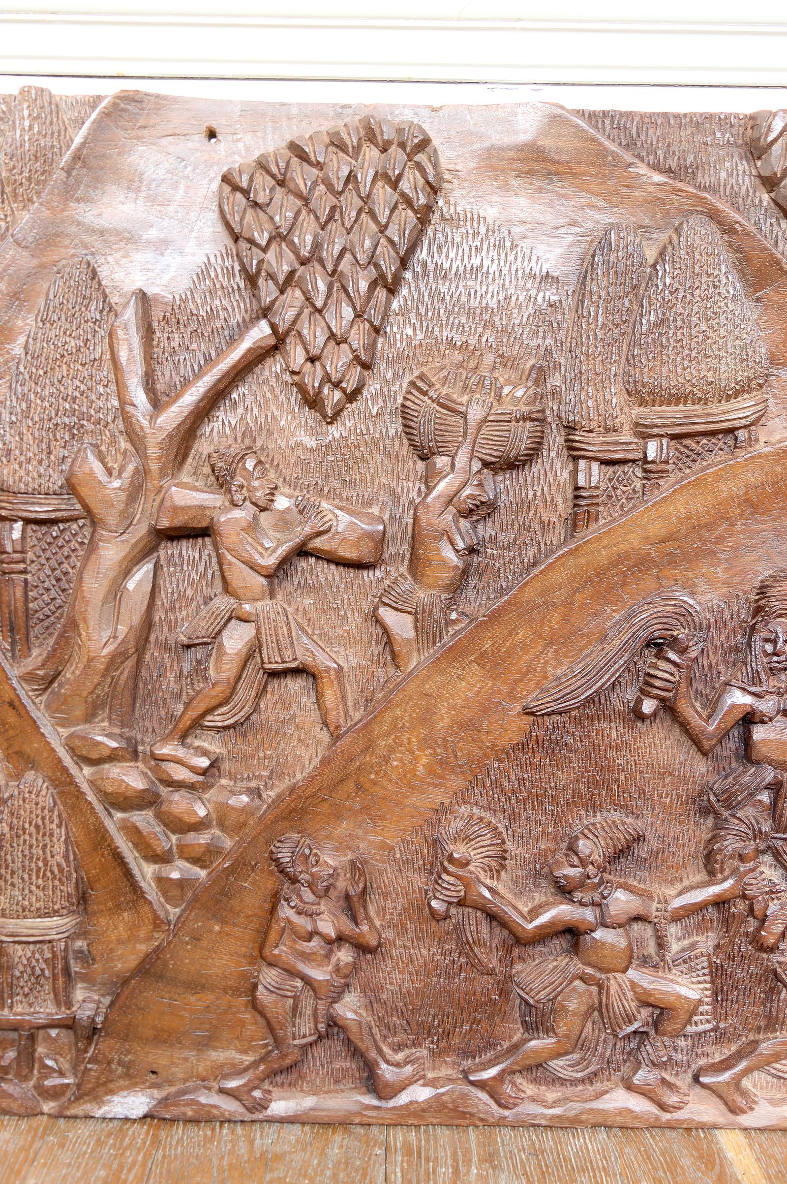 Bedeutende afrikanische monoxyle geschnitzte Tafel, Bamoun Bas-Relief, Kamerun, CIRCA 1960 (Kamerunisch) im Angebot