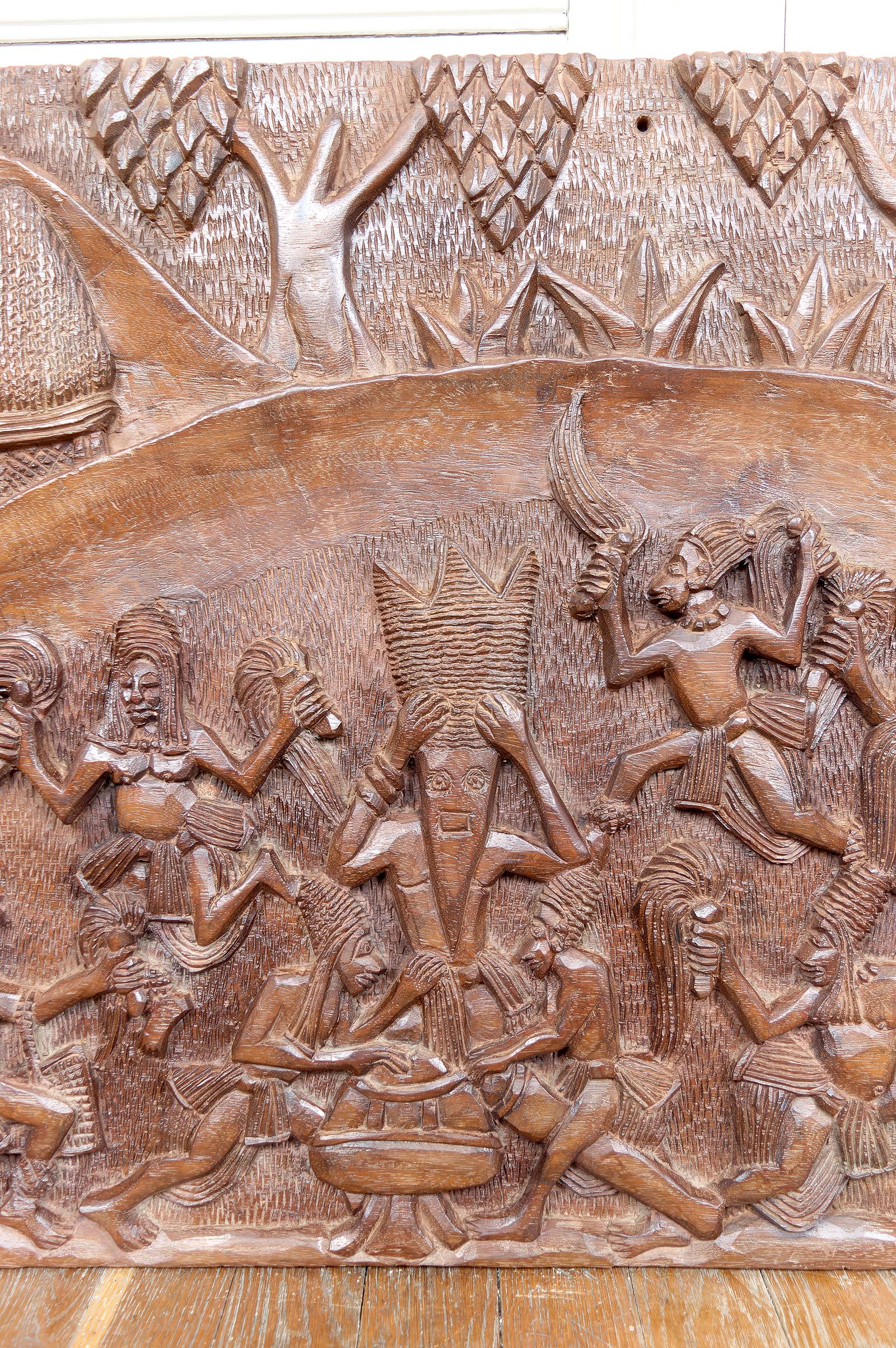 Bedeutende afrikanische monoxyle geschnitzte Tafel, Bamoun Bas-Relief, Kamerun, CIRCA 1960 (Geschnitzt) im Angebot