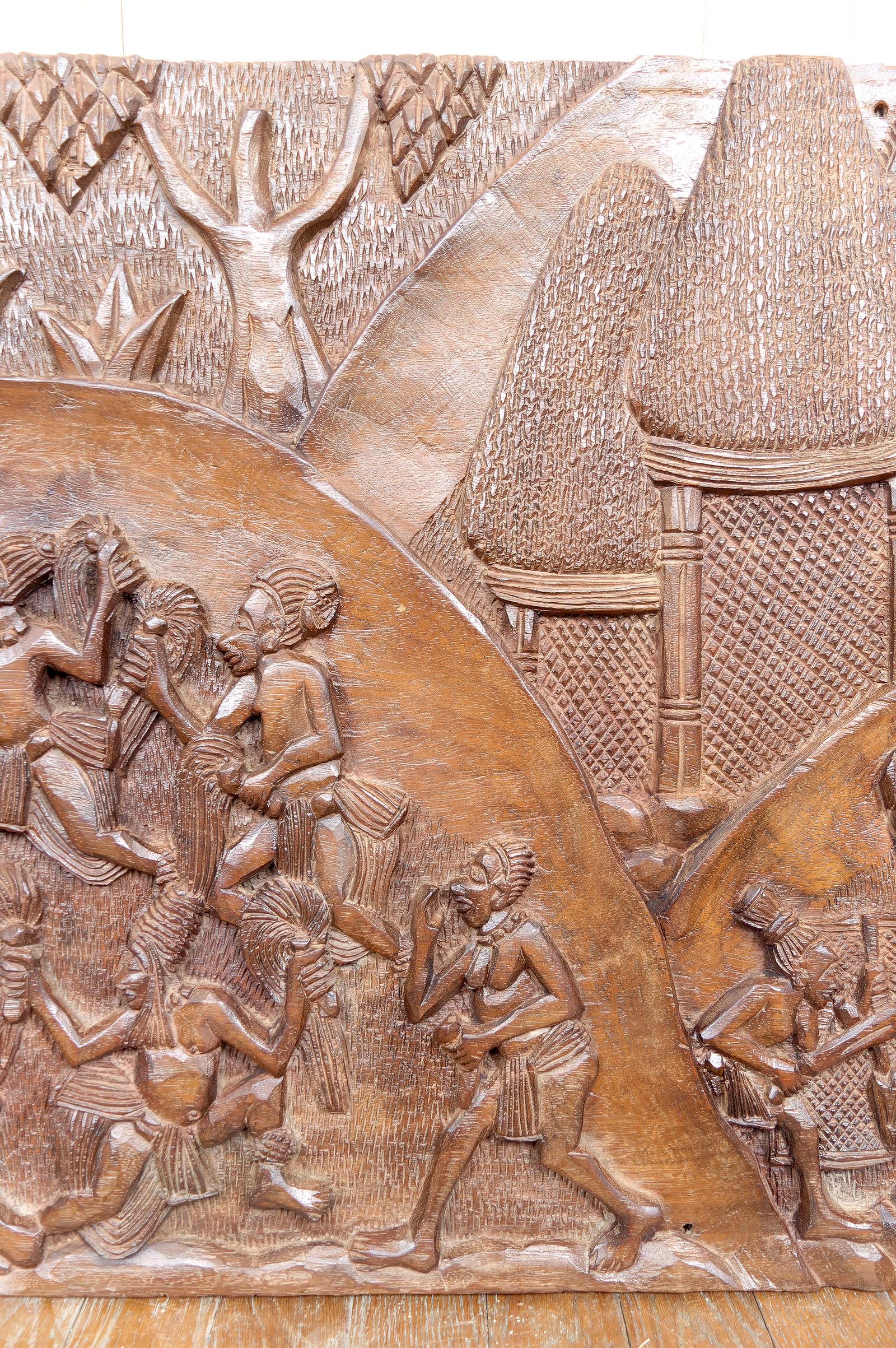 Bedeutende afrikanische monoxyle geschnitzte Tafel, Bamoun Bas-Relief, Kamerun, CIRCA 1960 im Zustand „Gut“ im Angebot in VÉZELAY, FR