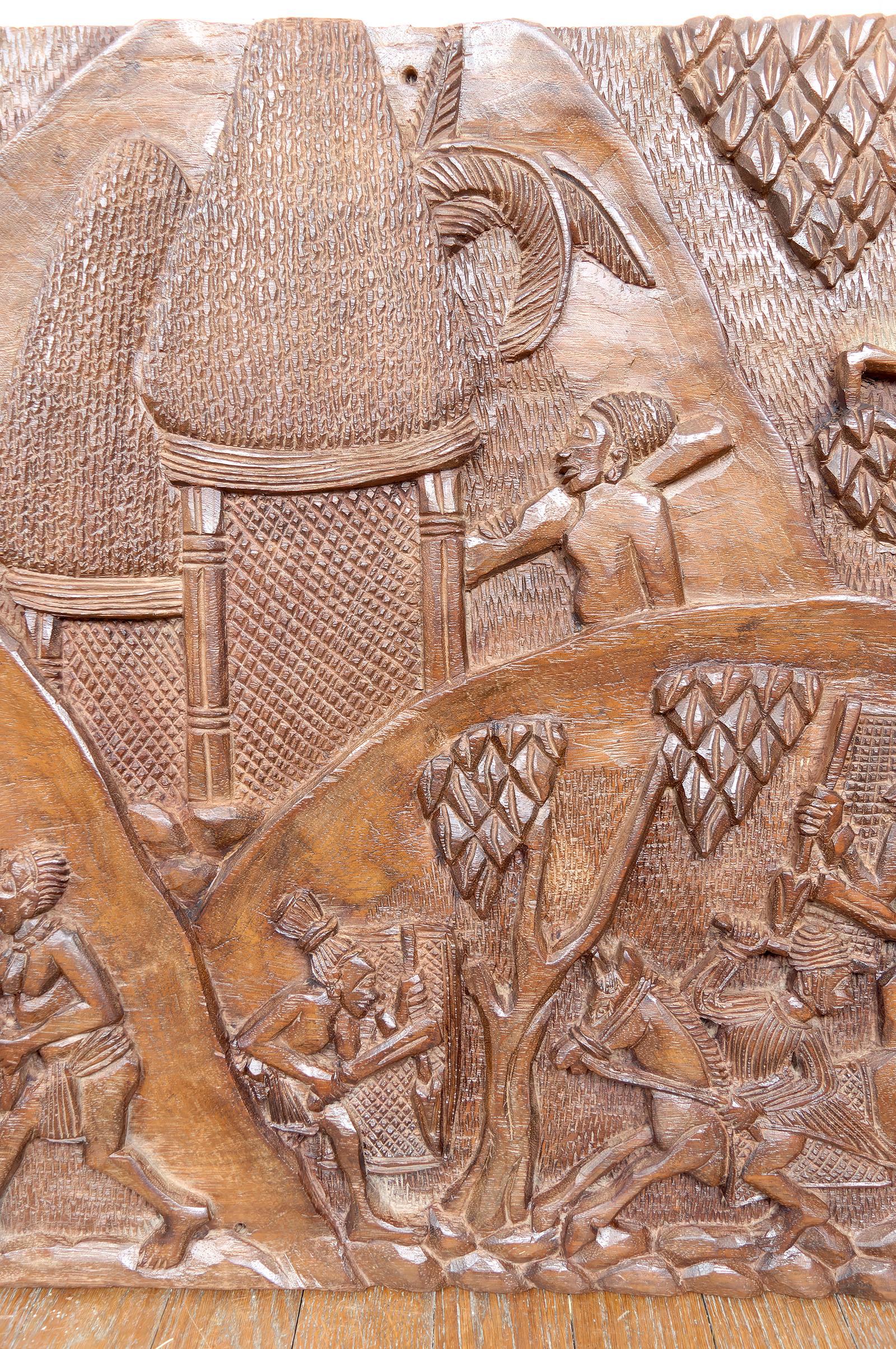 Bedeutende afrikanische monoxyle geschnitzte Tafel, Bamoun Bas-Relief, Kamerun, CIRCA 1960 (Mitte des 20. Jahrhunderts) im Angebot