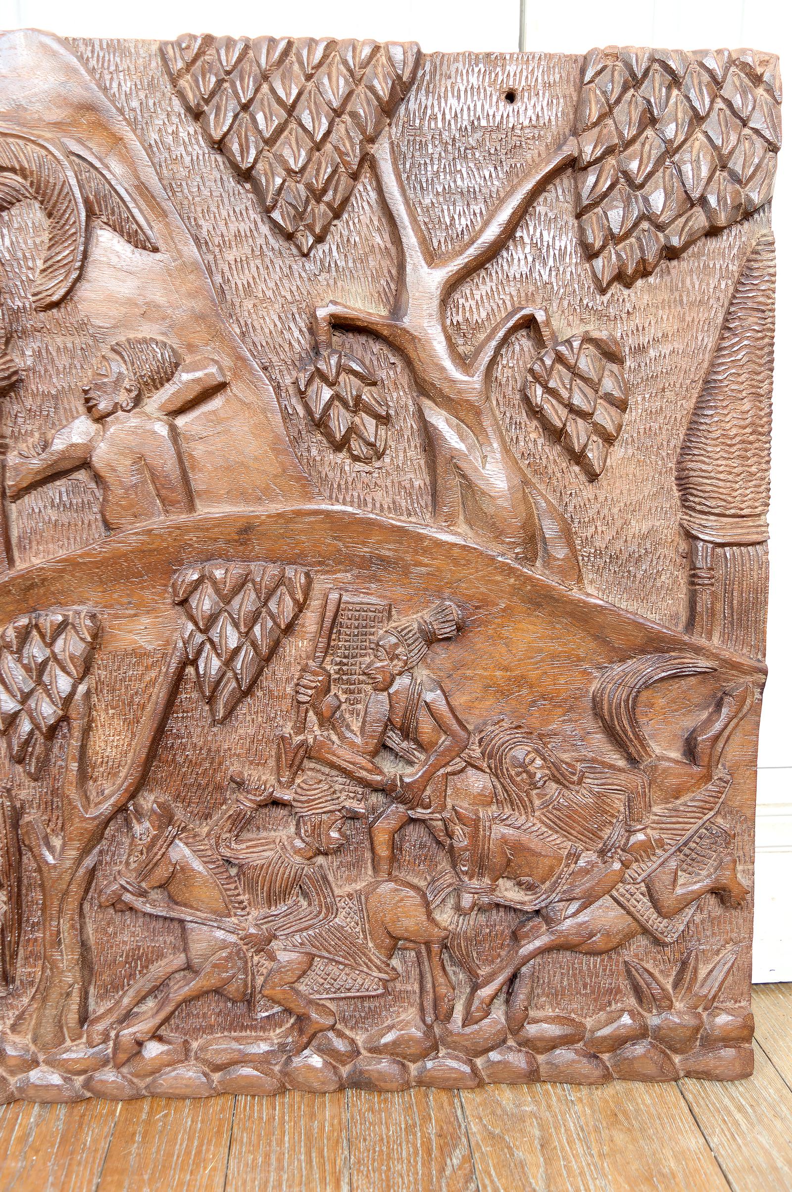 Bedeutende afrikanische monoxyle geschnitzte Tafel, Bamoun Bas-Relief, Kamerun, CIRCA 1960 (Holz) im Angebot