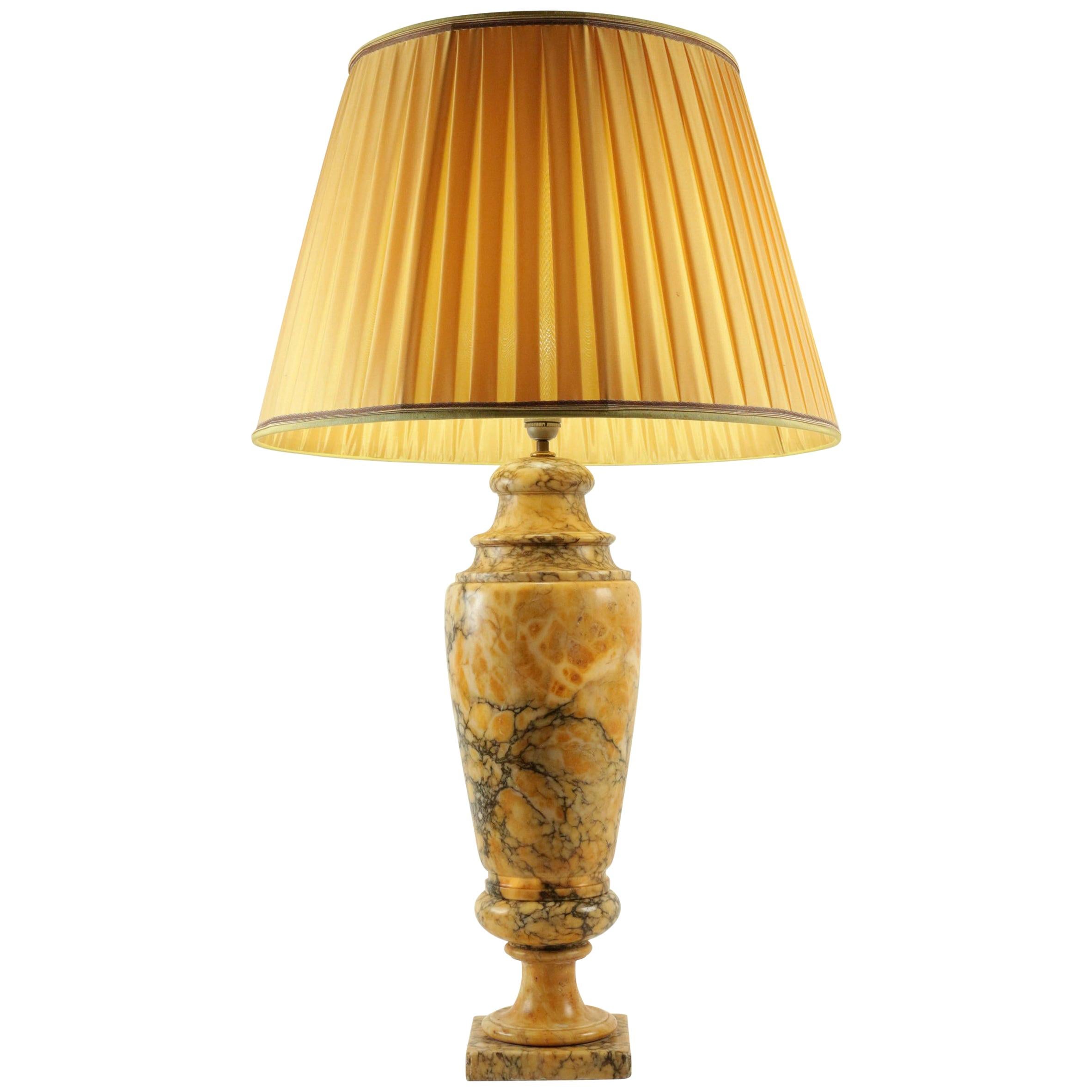 Important Alabaster Lampe Illuminated in the Interior and Exterior