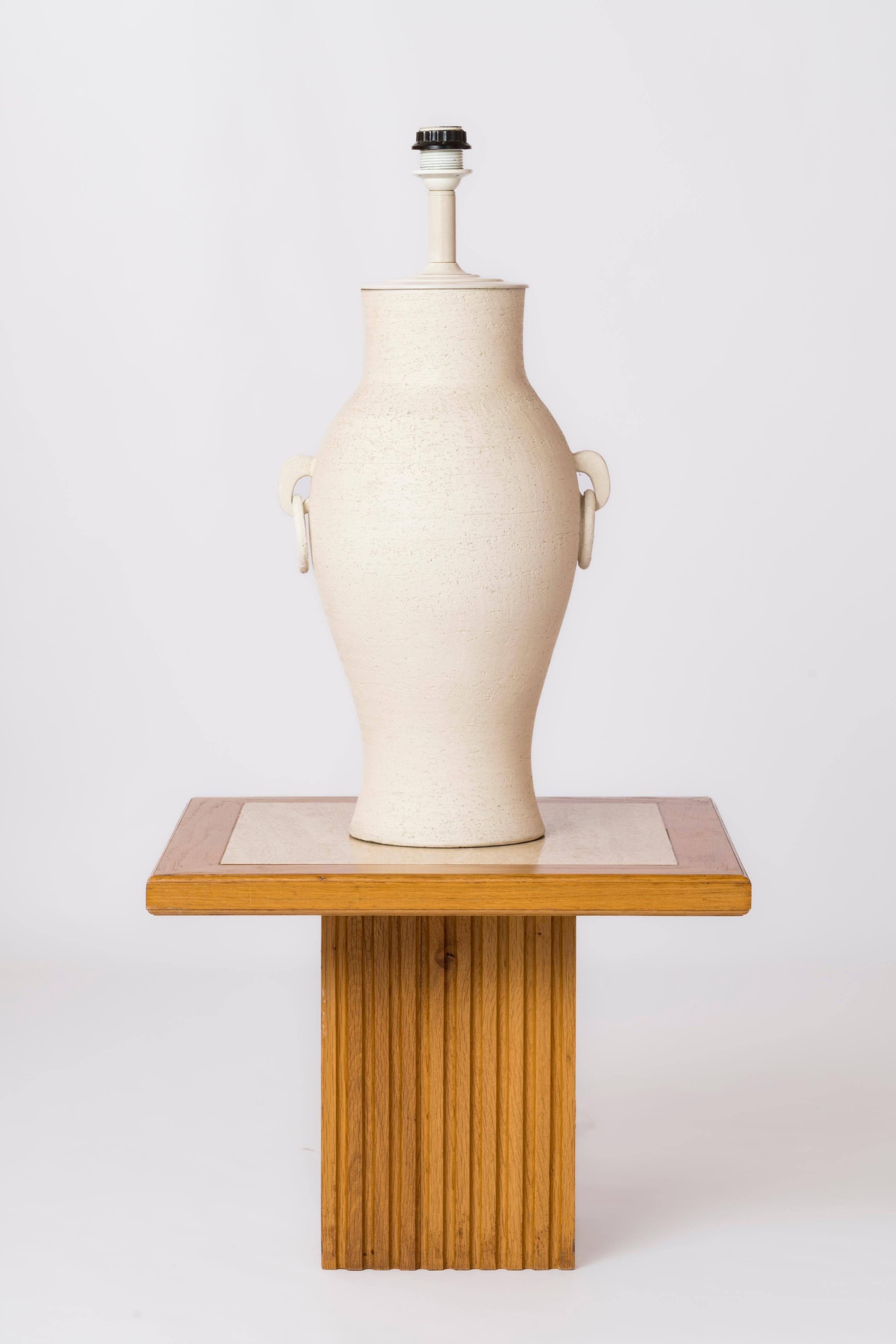 Grande lampe en forme d'Amphora. En terre chamottée de style ancien, patinée à la chaux. France, années 1940 ou 1950.
Comprend deux anneaux latéraux, chacun fixé à une boucle.
Prise et câblage européens.
Cette lampe est expédiée depuis la France et