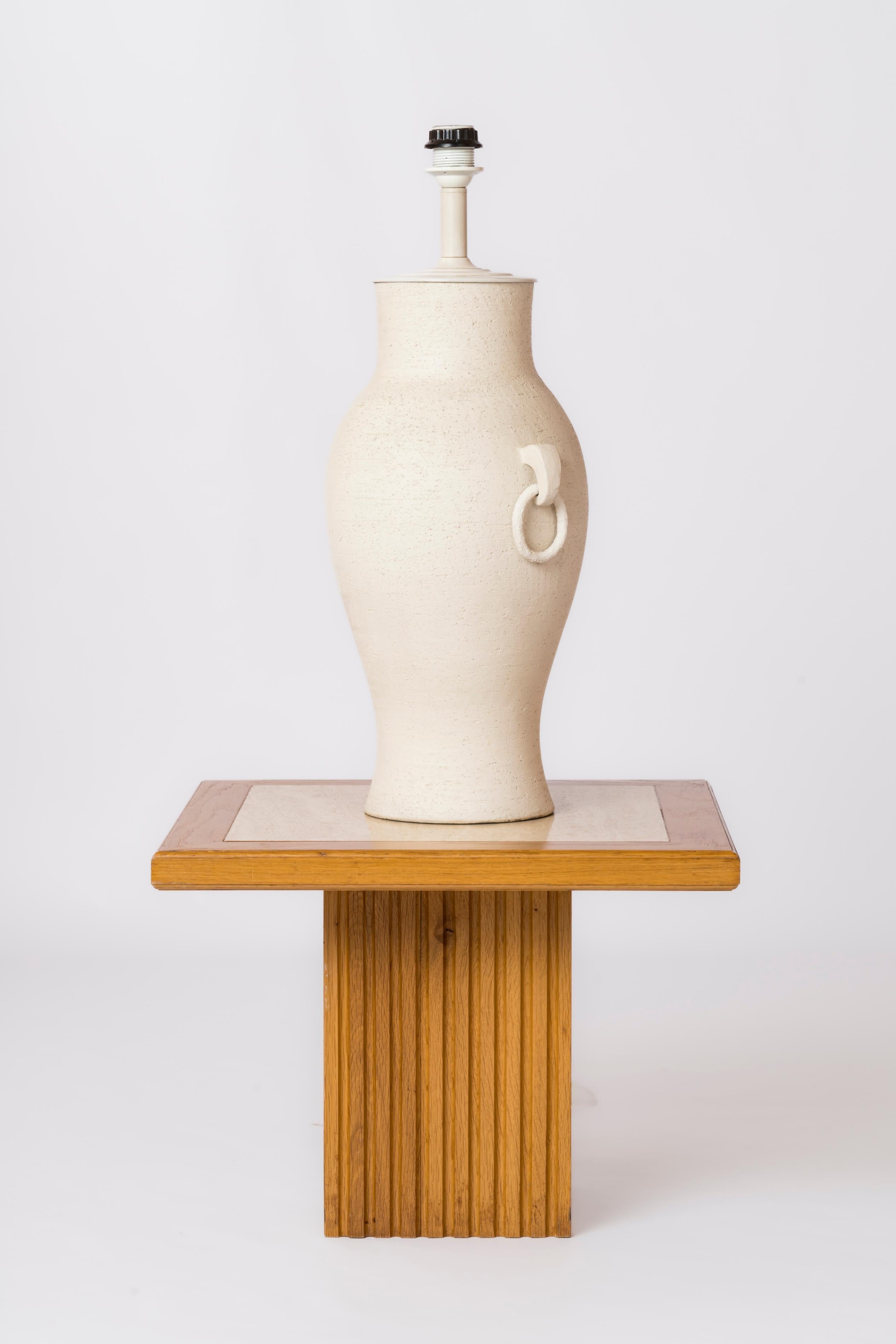 Français Importante lampe de table en terre chamottée en forme d'Amphora - France 1940's en vente