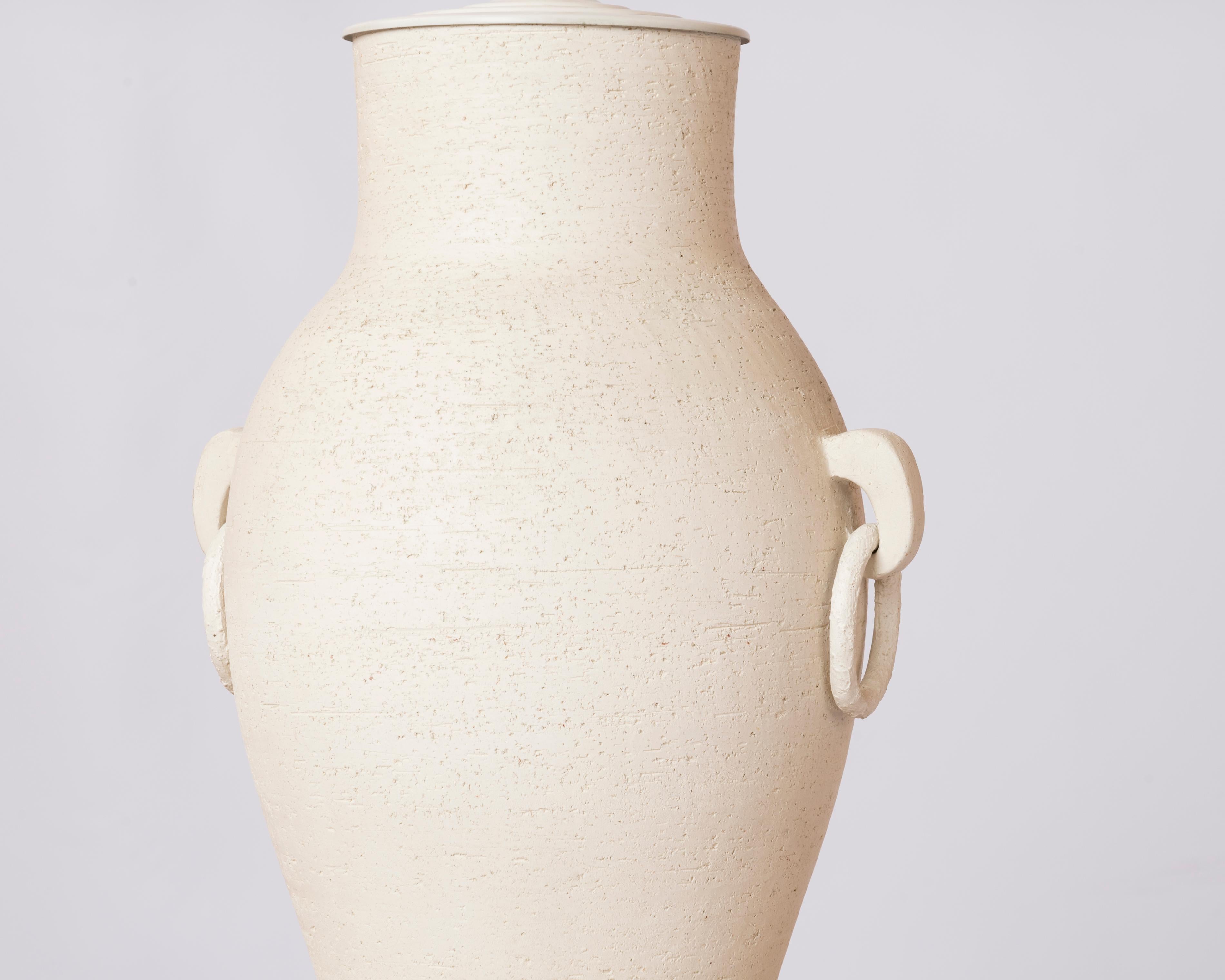 Milieu du XXe siècle Importante lampe de table en terre chamottée en forme d'Amphora - France 1940's en vente