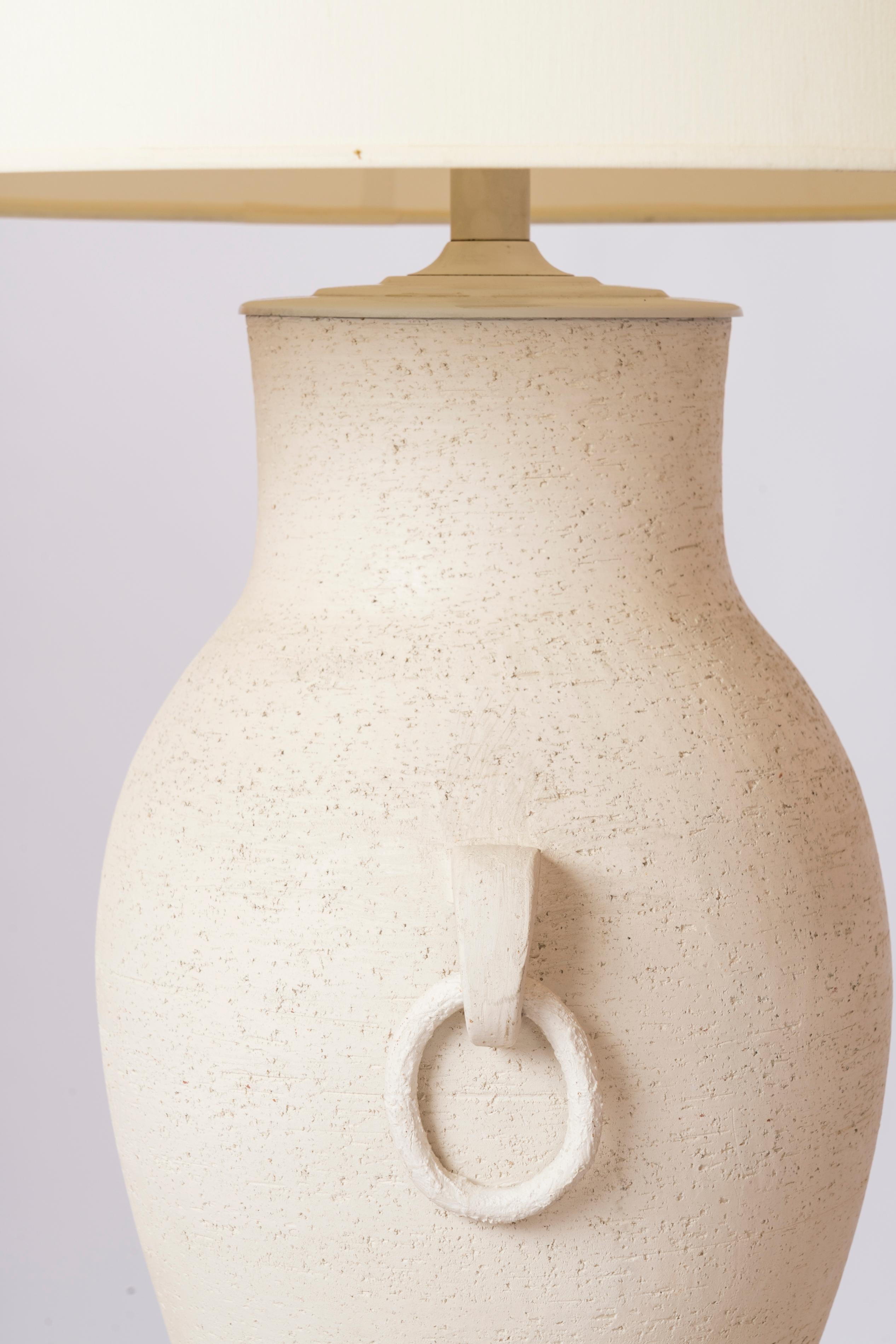 Argile Importante lampe de table en terre chamottée en forme d'Amphora - France 1940's en vente