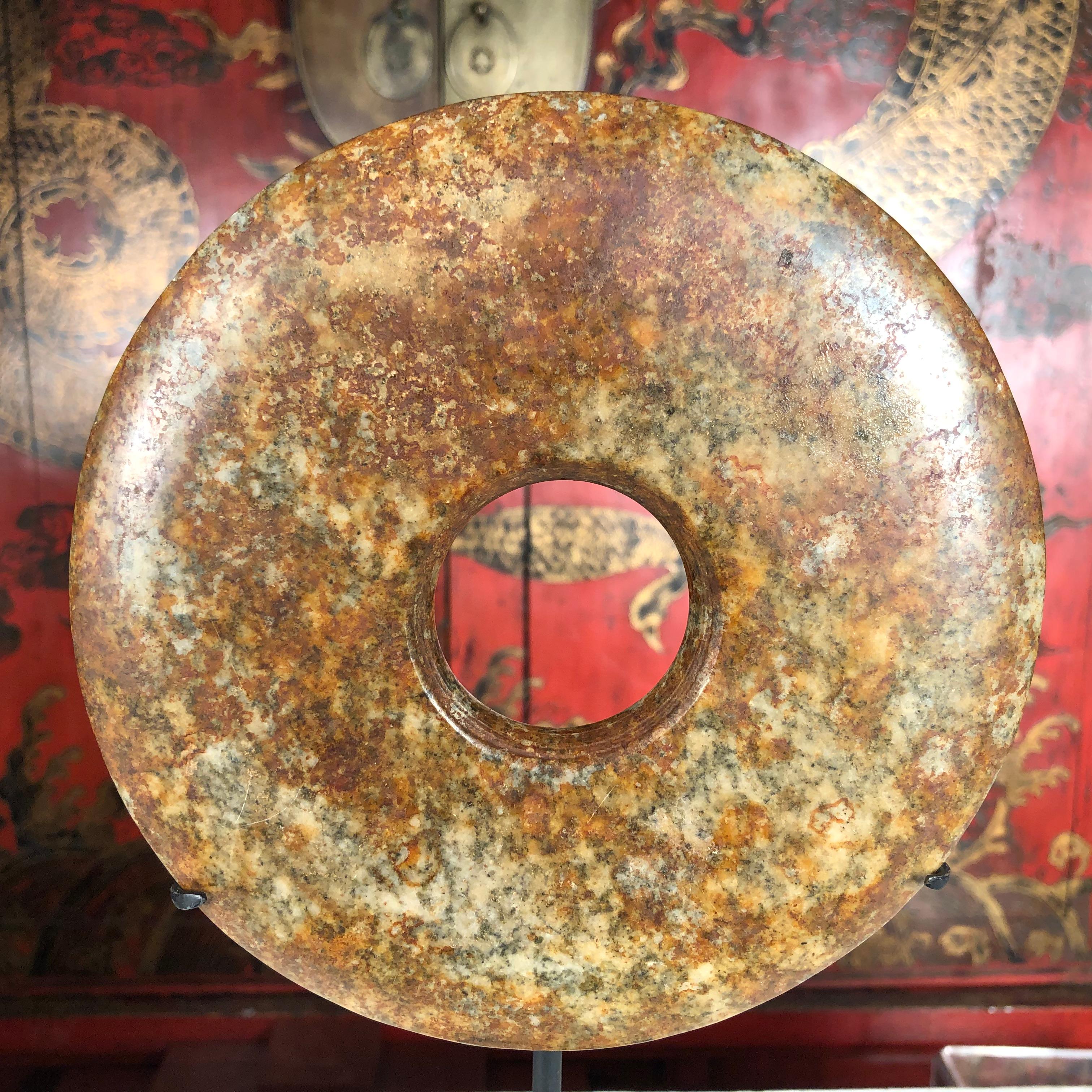 Important Ancient Chinese Heavenly Jade Bi Disc with Letter of Authenticity im Zustand „Gut“ in South Burlington, VT