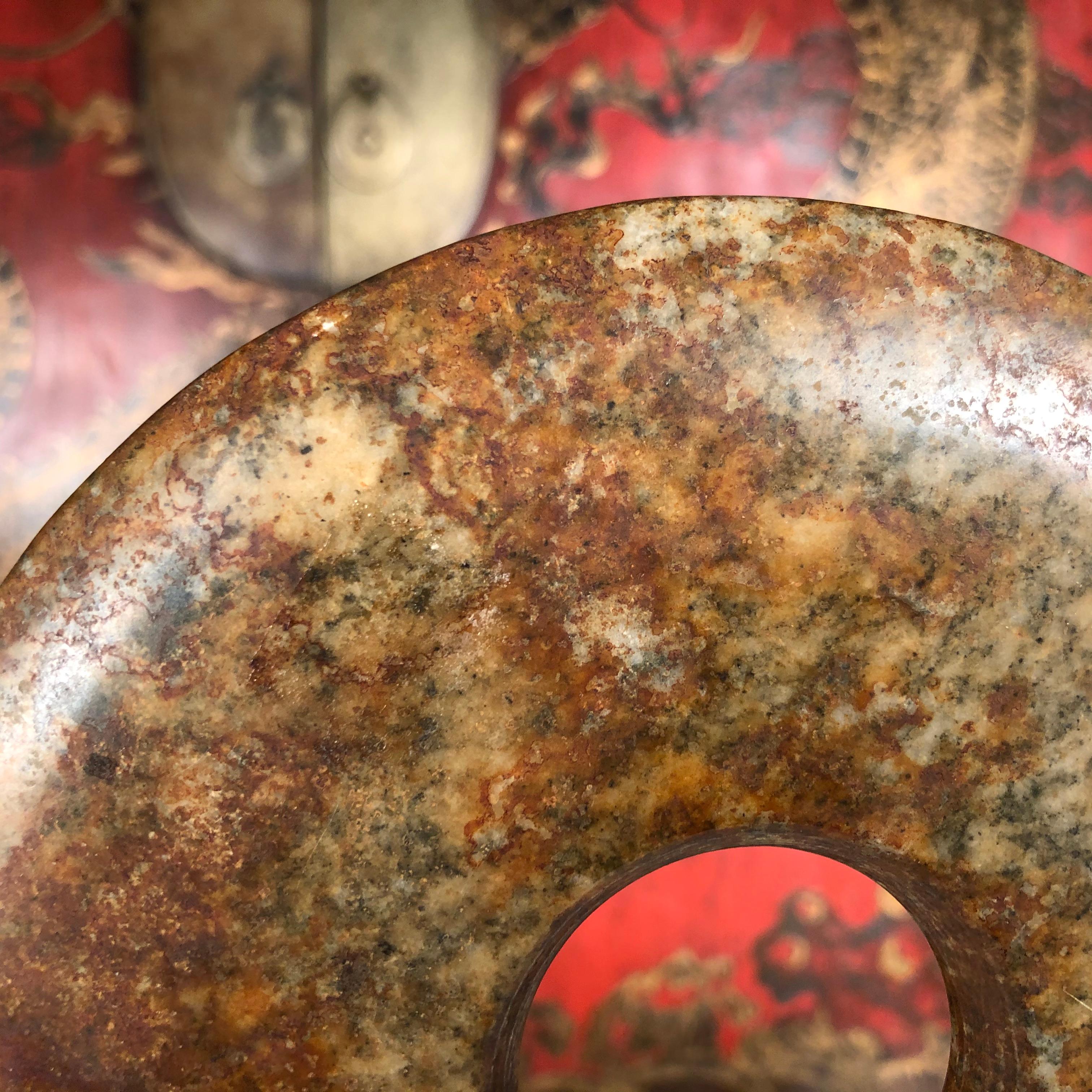 Important Ancient Chinese Heavenly Jade Bi Disc with Letter of Authenticity (18. Jahrhundert und früher)