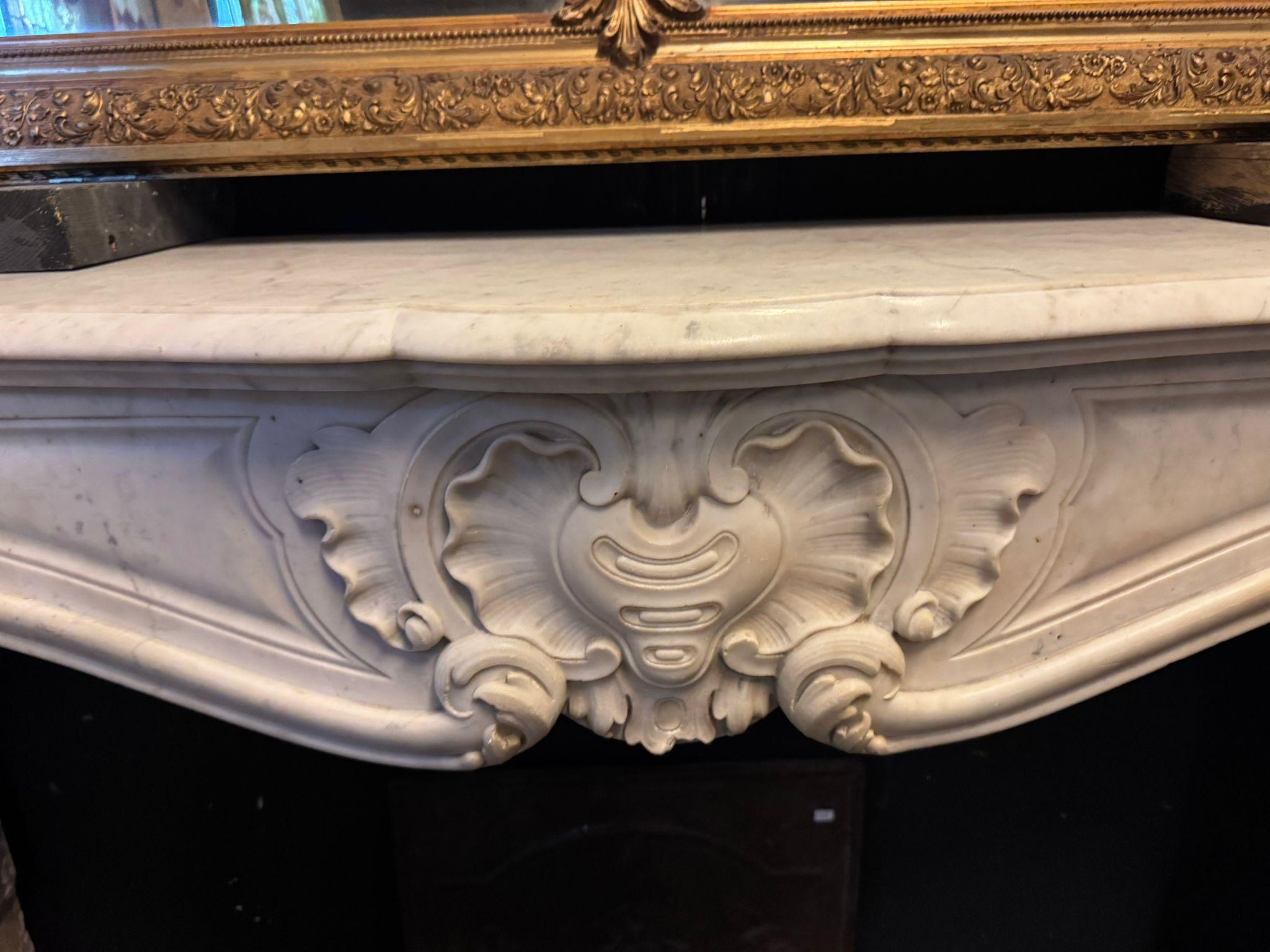 Important and beautiful fireplace mantel in carved white Carrara marble, France In Good Condition For Sale In Cuneo, Italy (CN)