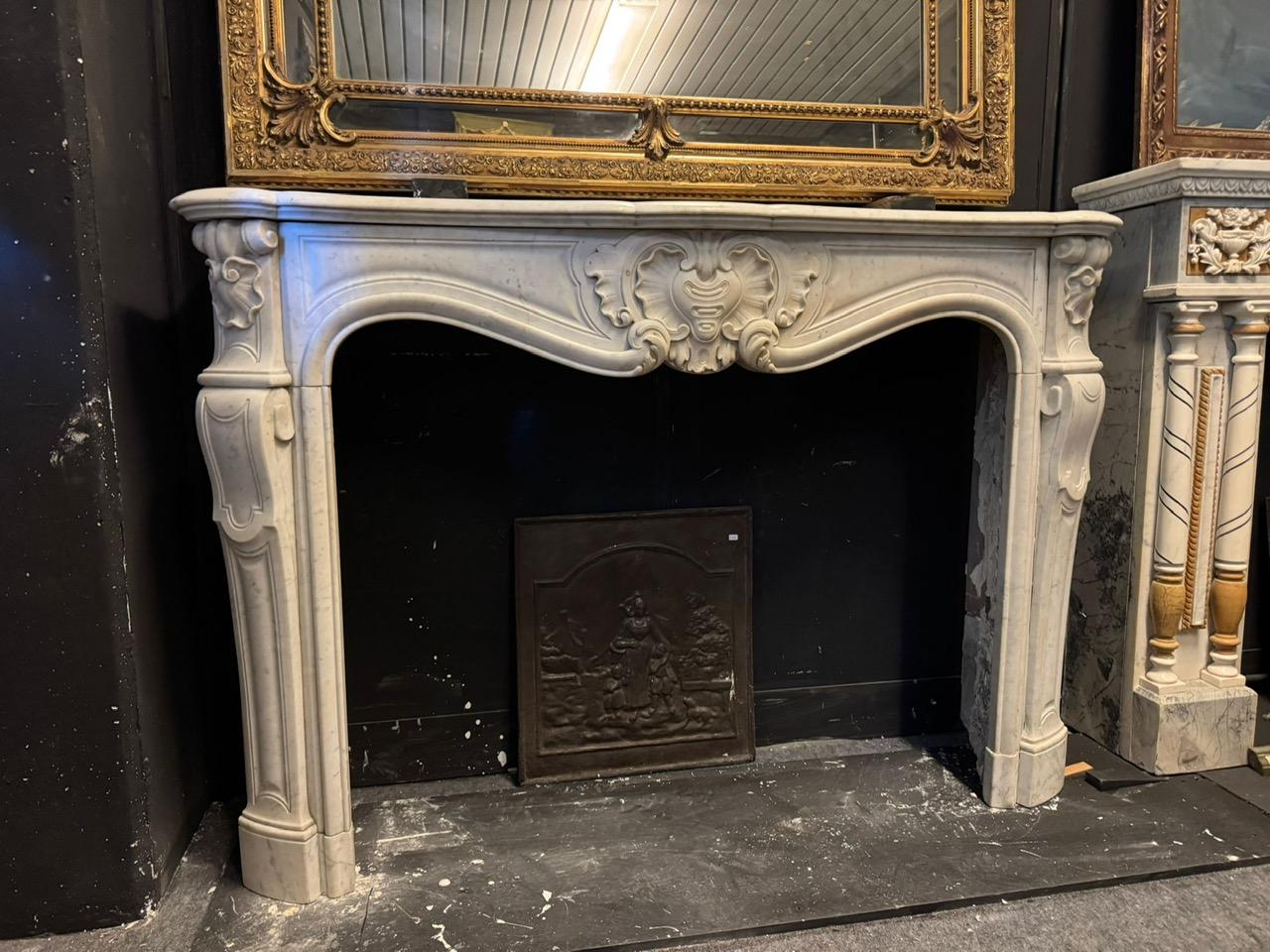 Important and beautiful fireplace mantel in carved white Carrara marble, France For Sale 1