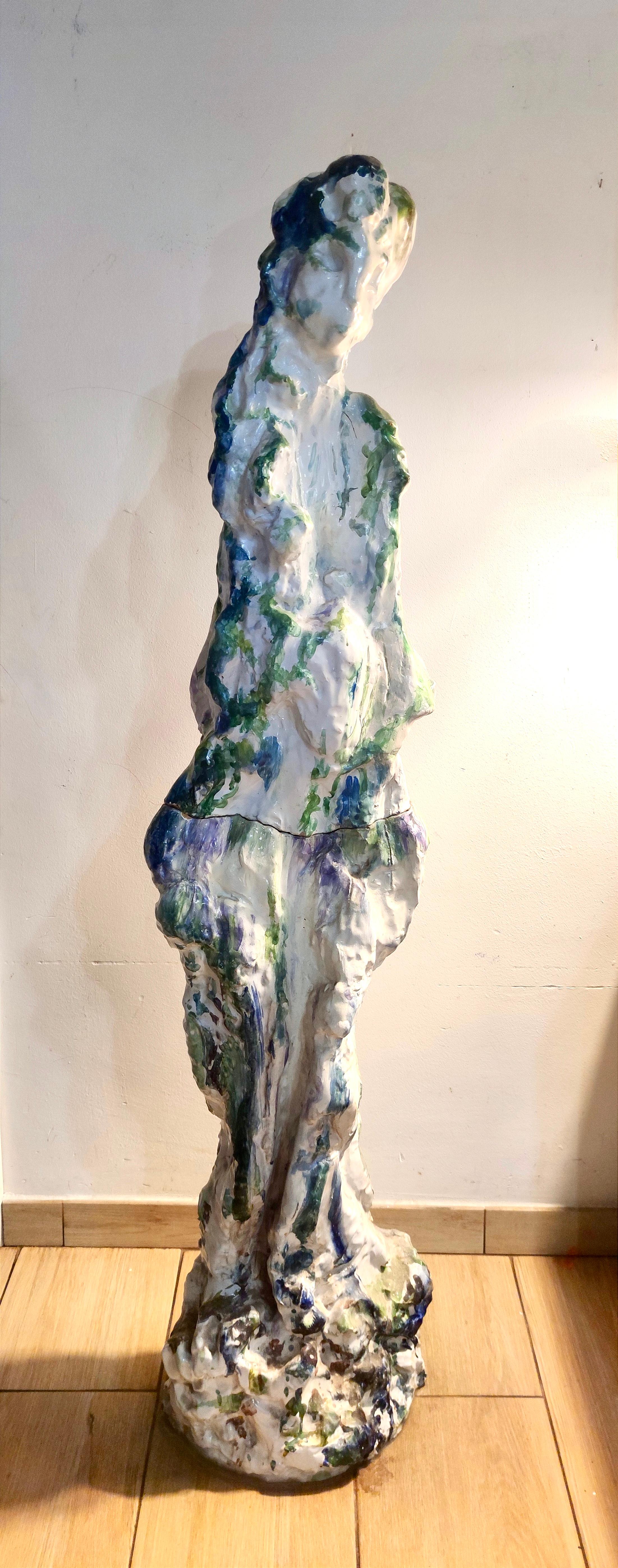 Hergestellt in Italien in den 70er Jahren von Ernesto Treccani.
Es handelt sich um ein unglaubliches Stück aus poliertem Steingut, das perfekt in ein Museum passen würde.

Maße: Höhe: 140 cm
Tiefe: 41 cm
Tiefe: 22 cm

Bestellen Sie es jetzt!
Wir