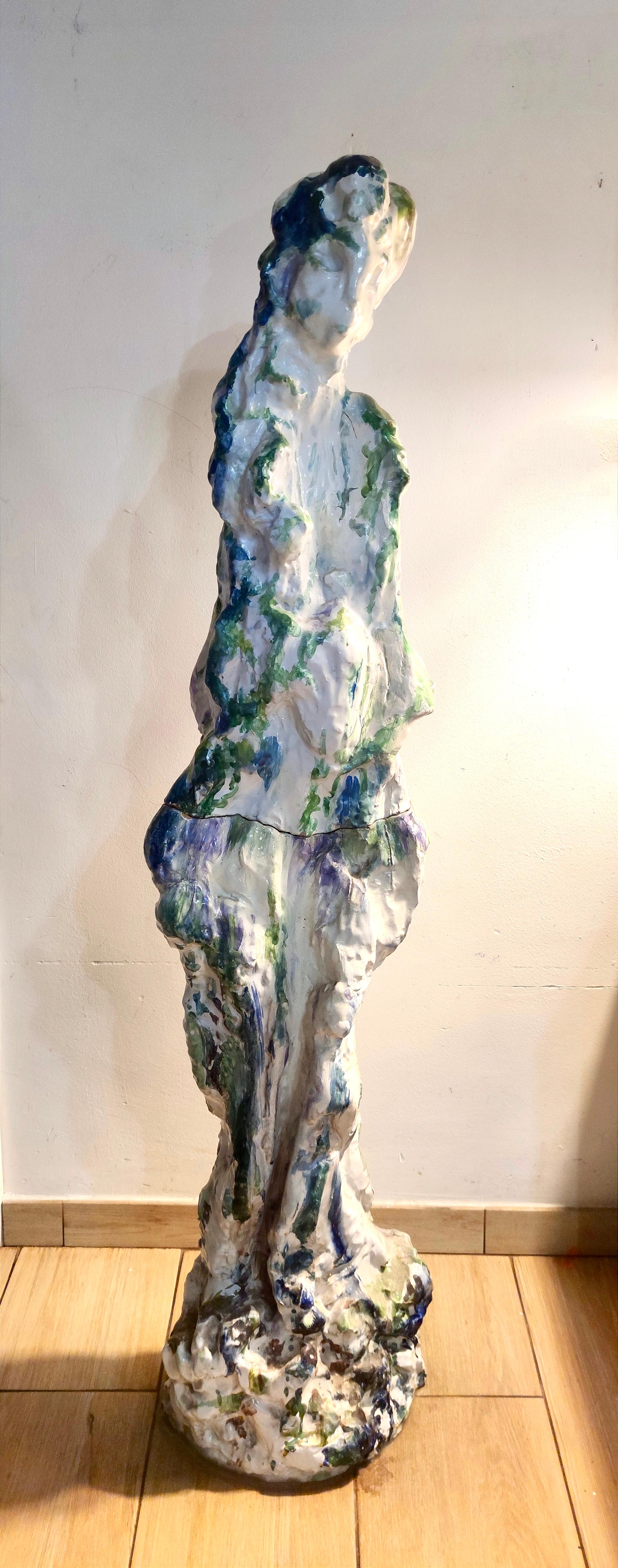 Fabricado en Italia en los años 70 por Ernesto Treccani.
Se trata de una increíble pieza de loza pulida que encajaría perfectamente en un museo.

Medidas: altura: 140 cm
anchura: 41 cm
profundidad: 22 cm

¡Pídelo ya!
Vendemos piezas de la mejor