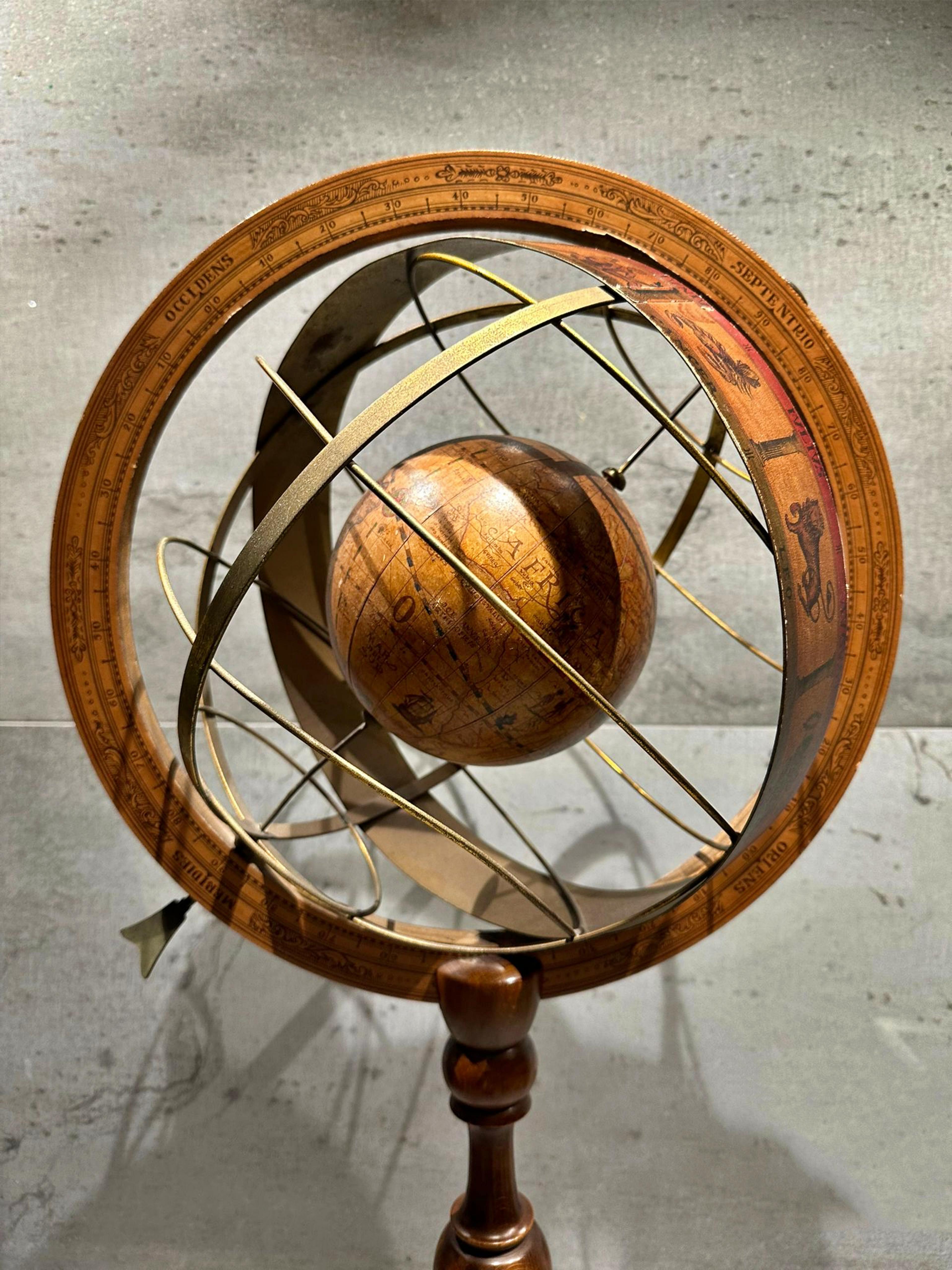 Important et exclusif globe terrestre espagnol 20e siècle
du Zodiac en métal sur une base solide en bois dur. Un objet de collection unique et hautement décoratif pour toutes les pièces de la maison. 
Dimensions : 58 cm de haut et 42 cm de