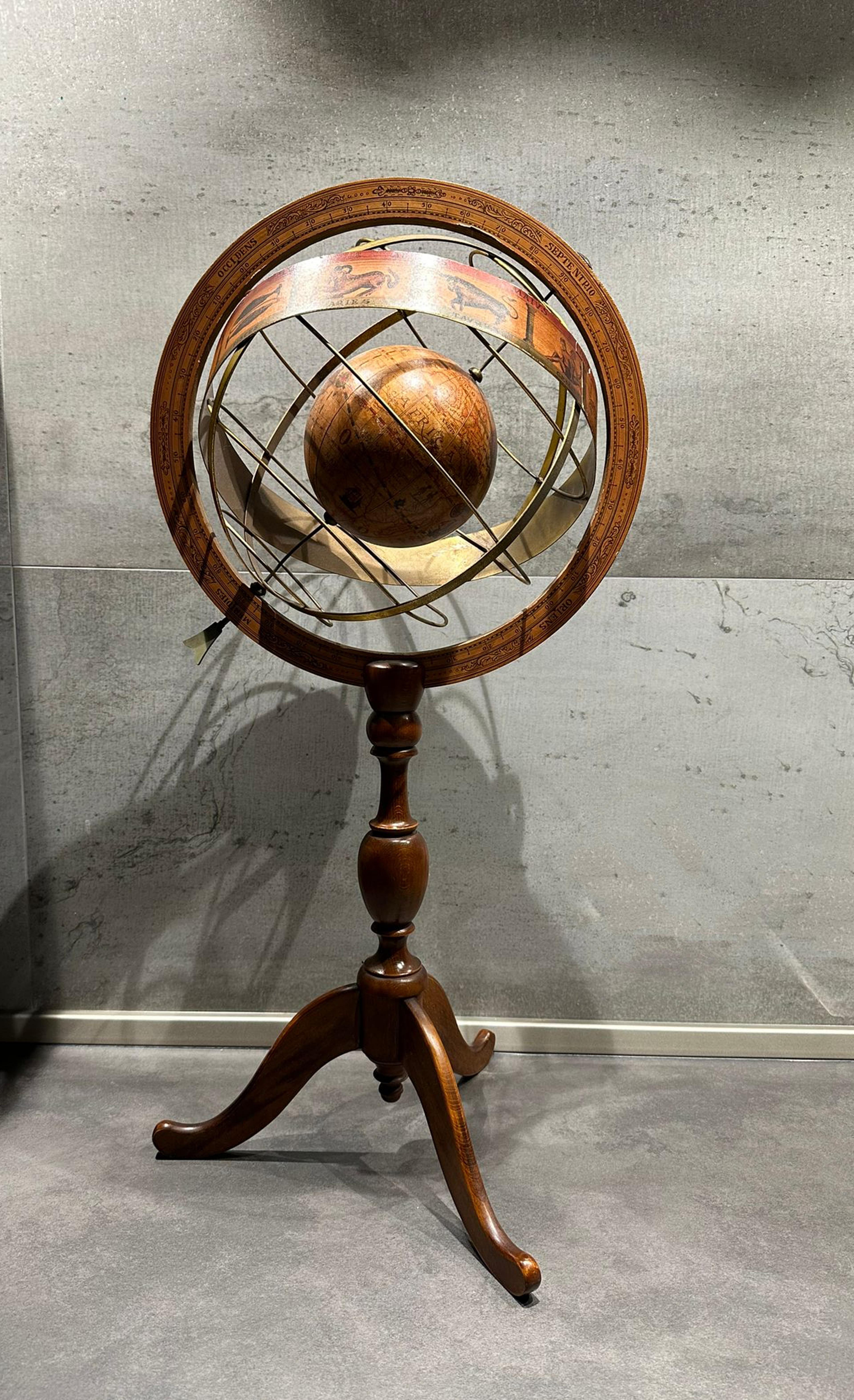 20ième siècle Globe terrestre espagnol important et exclusif  20ème siècle H : 83 cm en vente