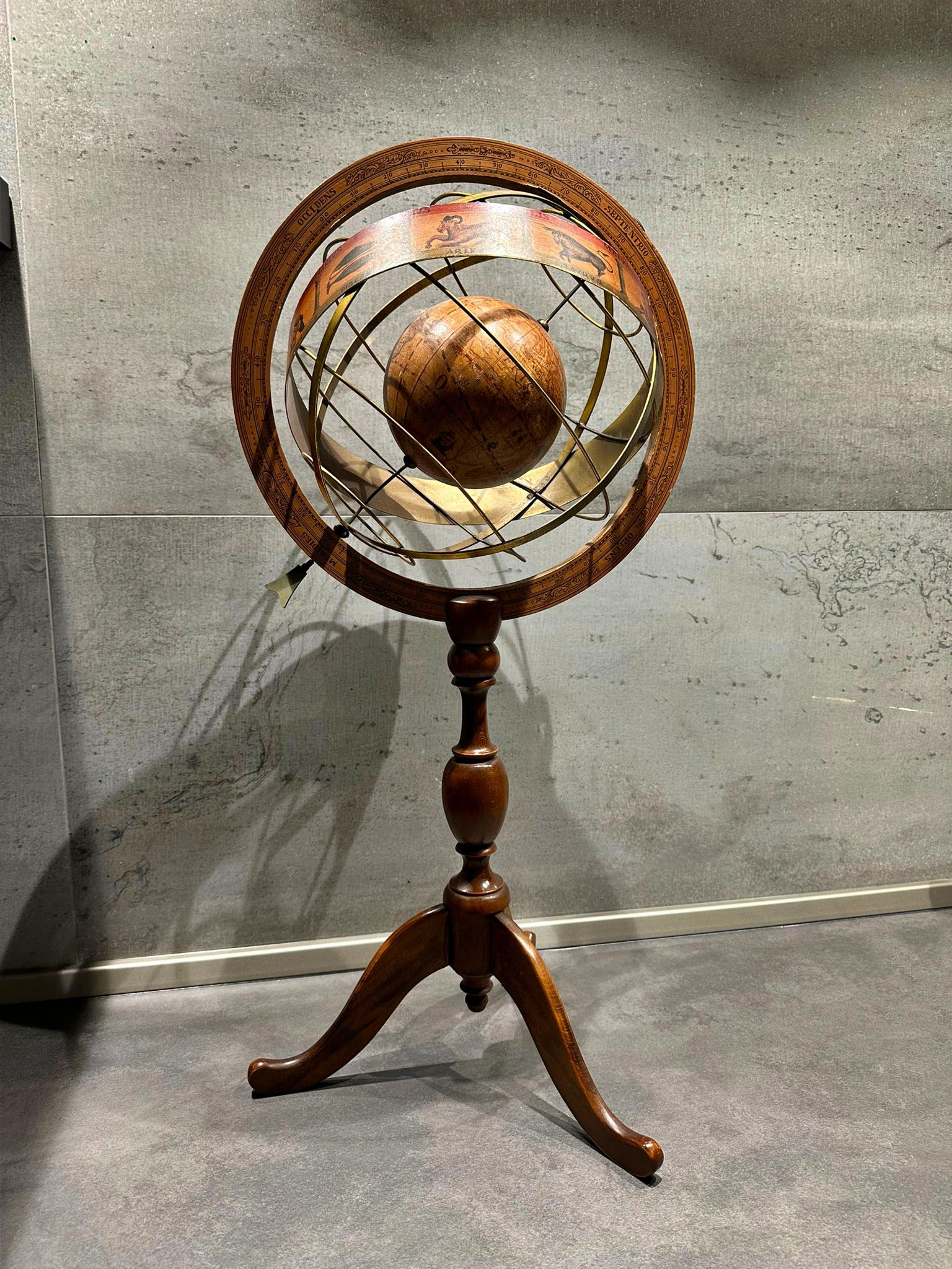 Métal Globe terrestre espagnol important et exclusif  20ème siècle H : 83 cm en vente