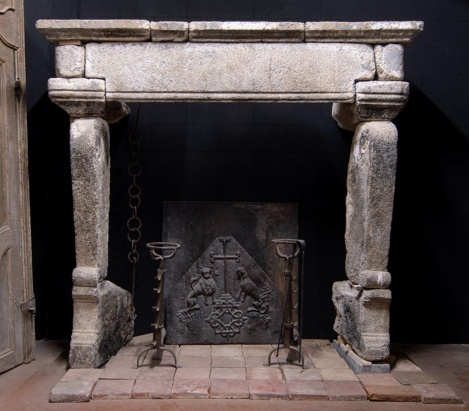 Antigua chimenea gótica antigua en piedra gris, procedente de Francia, entre los siglos XIV y XV, importante como medida y muy antigua, definida como chimenea monumental, muy rara de encontrar y perfecta en casas de lujo con un sabor muy antiguo,
